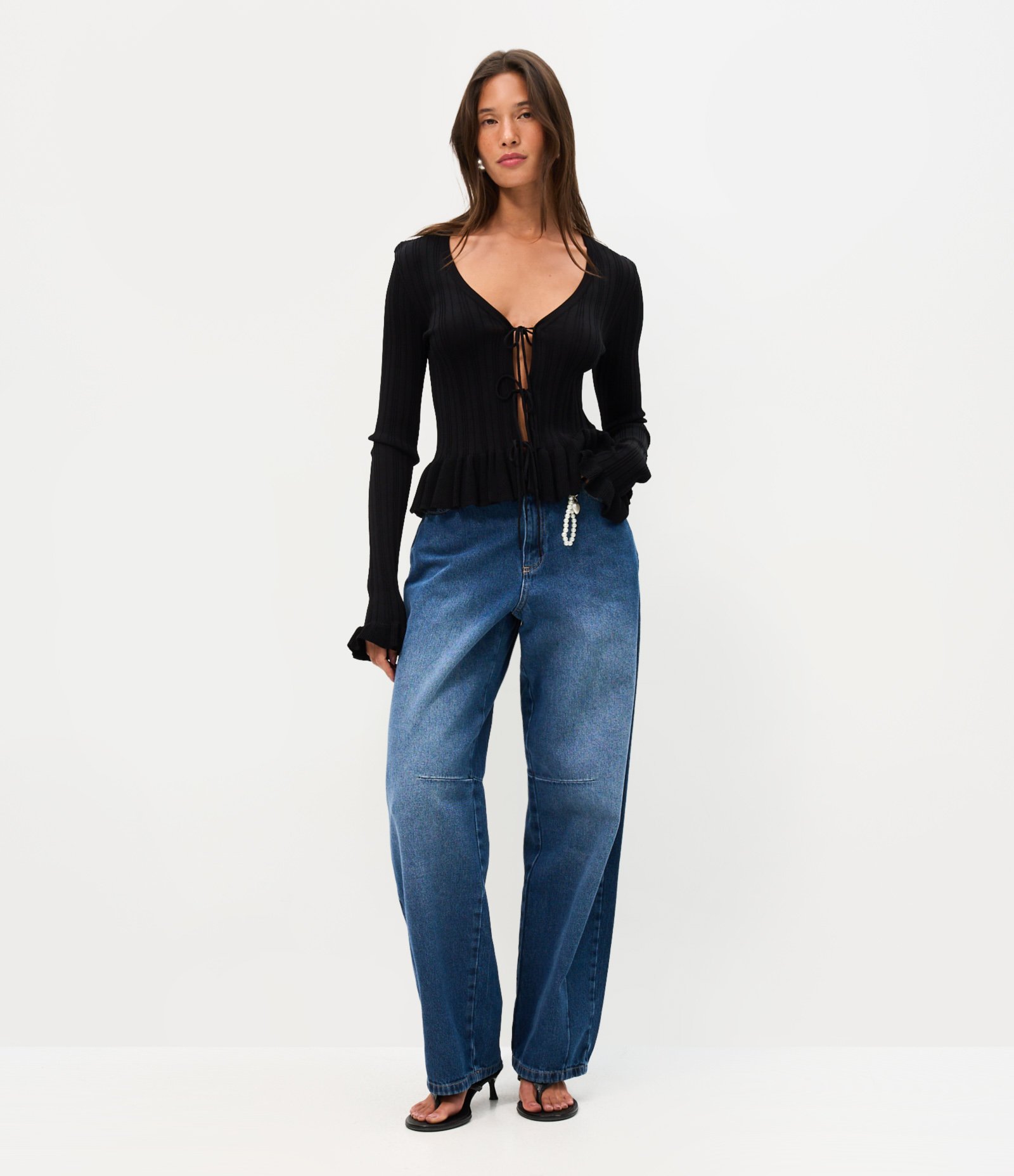 Calça Baggy em Jeans com Cintura Média Chaveiro de Pérolas e Coração Escuro 3