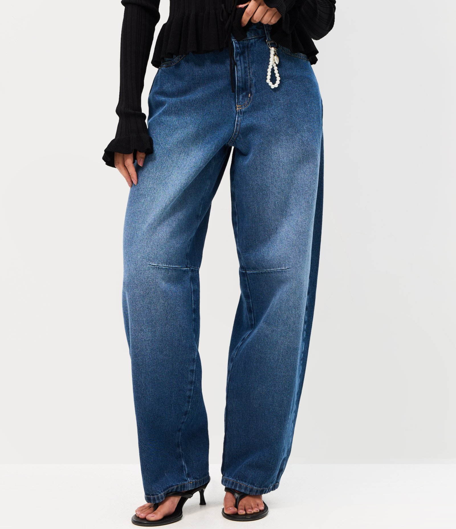Calça Baggy em Jeans com Cintura Média Chaveiro de Pérolas e Coração Escuro 4