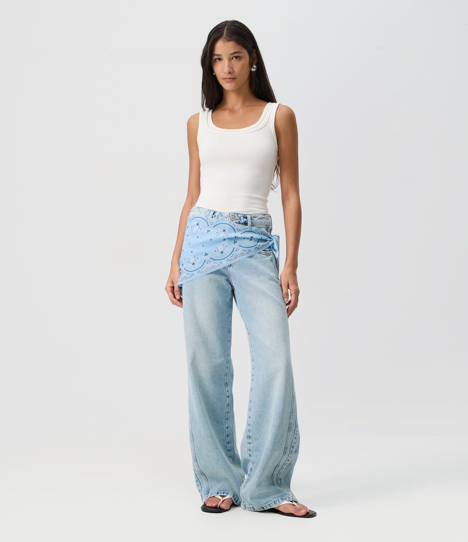 Calça Wide Leg em Jeans Cintura Média com Lenço Paisley Claro 1