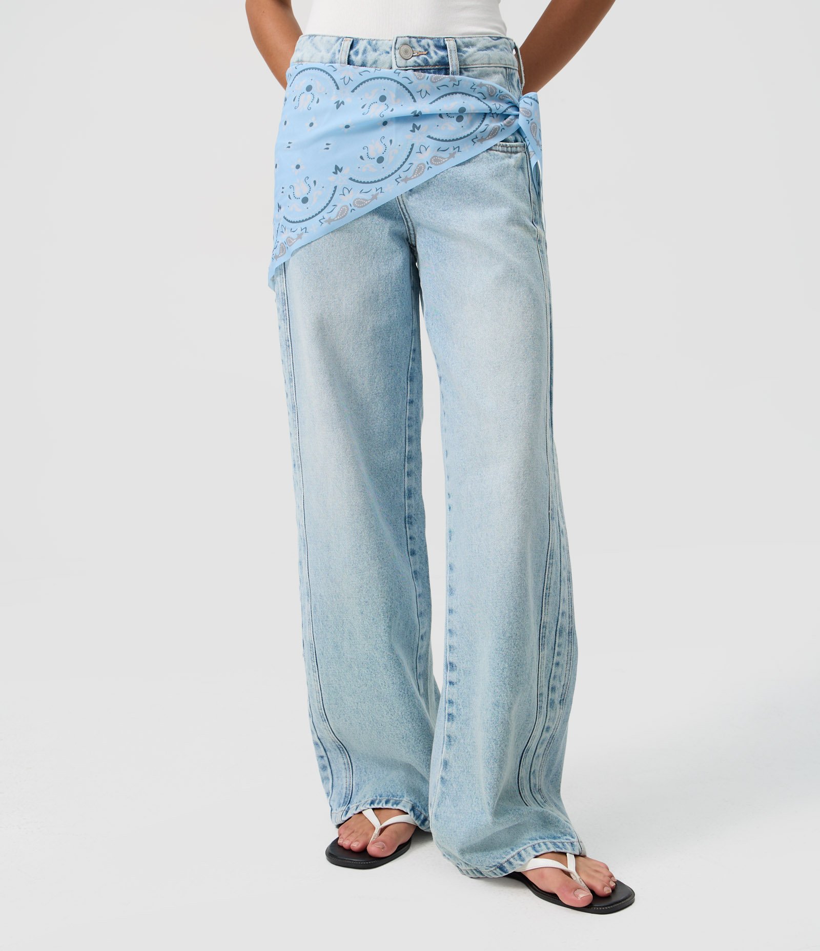 Calça Wide Leg em Jeans Cintura Média com Lenço Paisley Claro 2