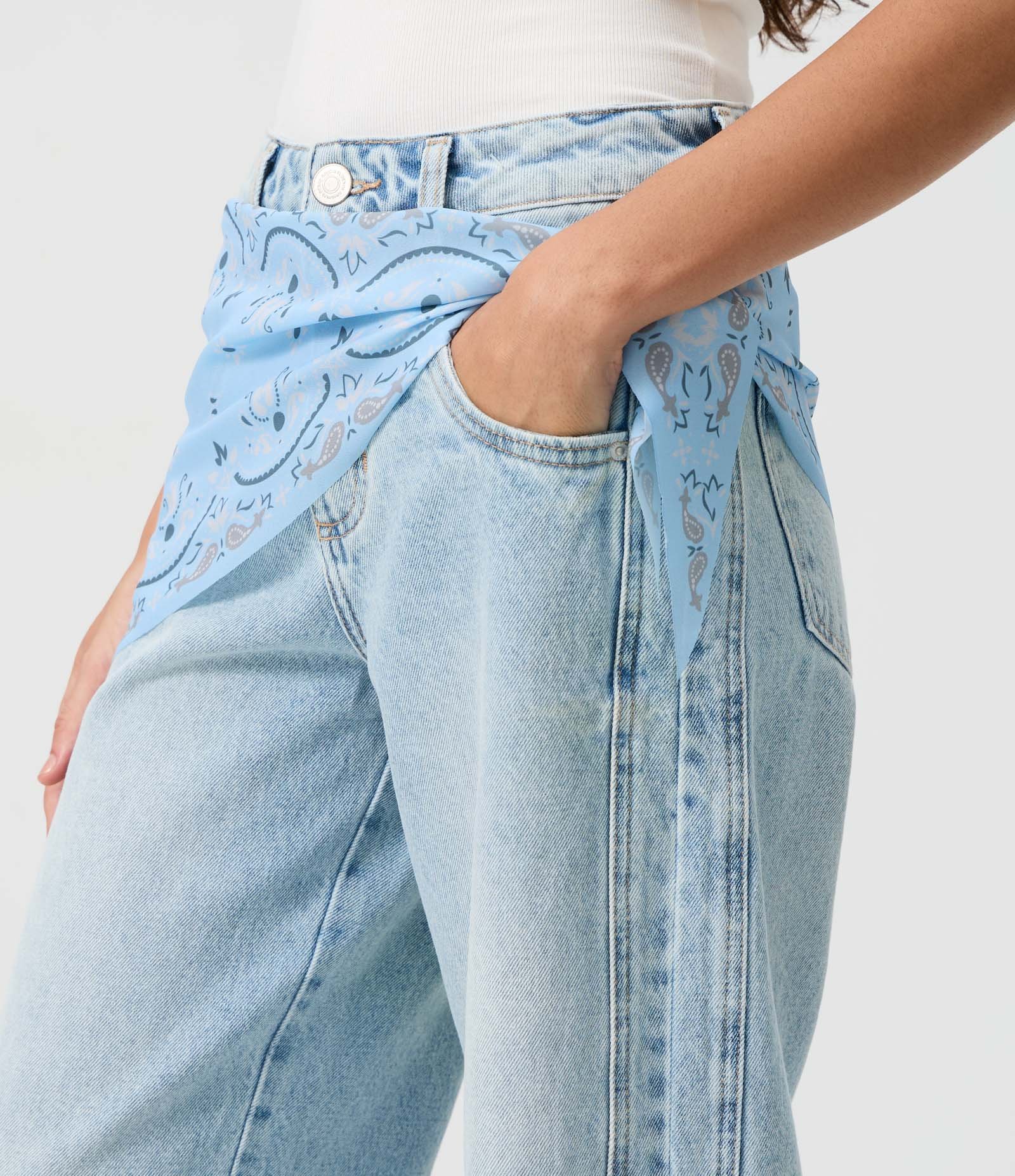 Calça Wide Leg em Jeans Cintura Média com Lenço Paisley Claro 3