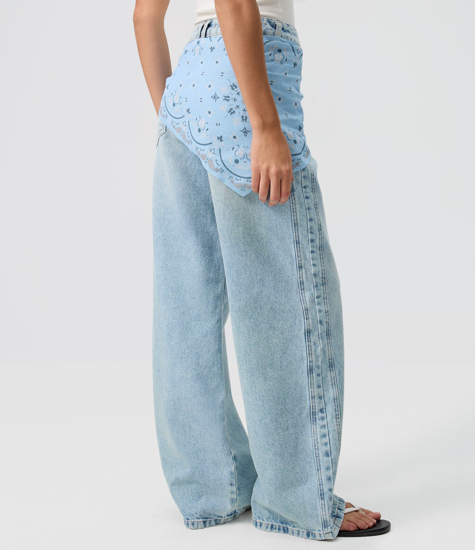 Calça Wide Leg em Jeans Cintura Média com Lenço Paisley Claro 4