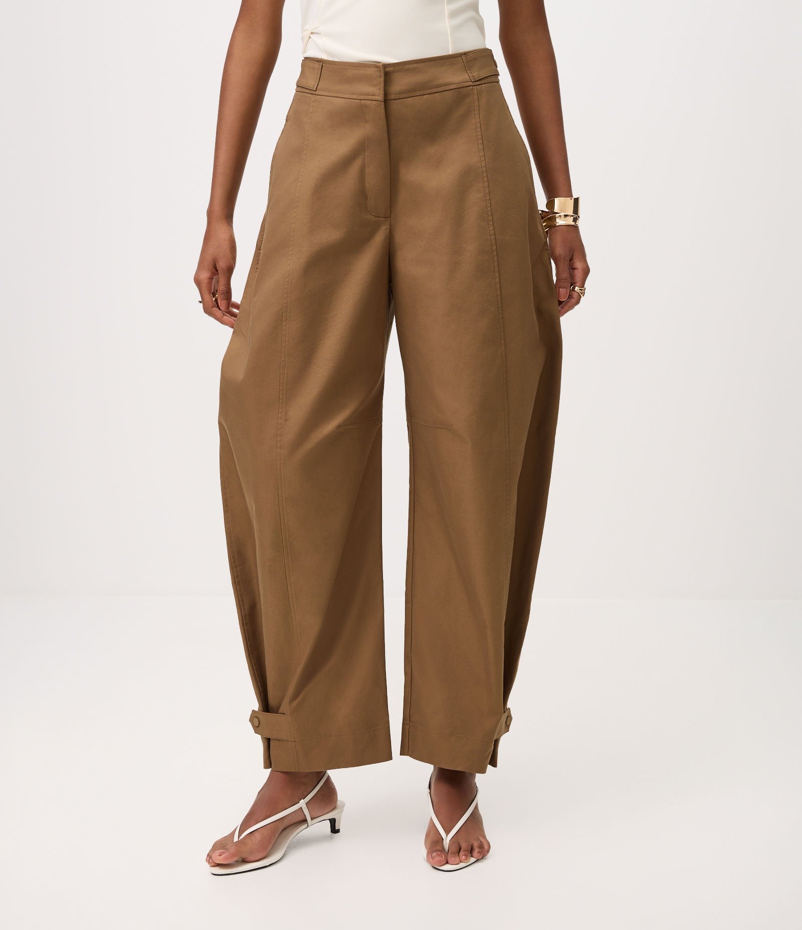 Calça Barrel Alfaiatada com Detalhe Ajustável na Barra Marrom 3