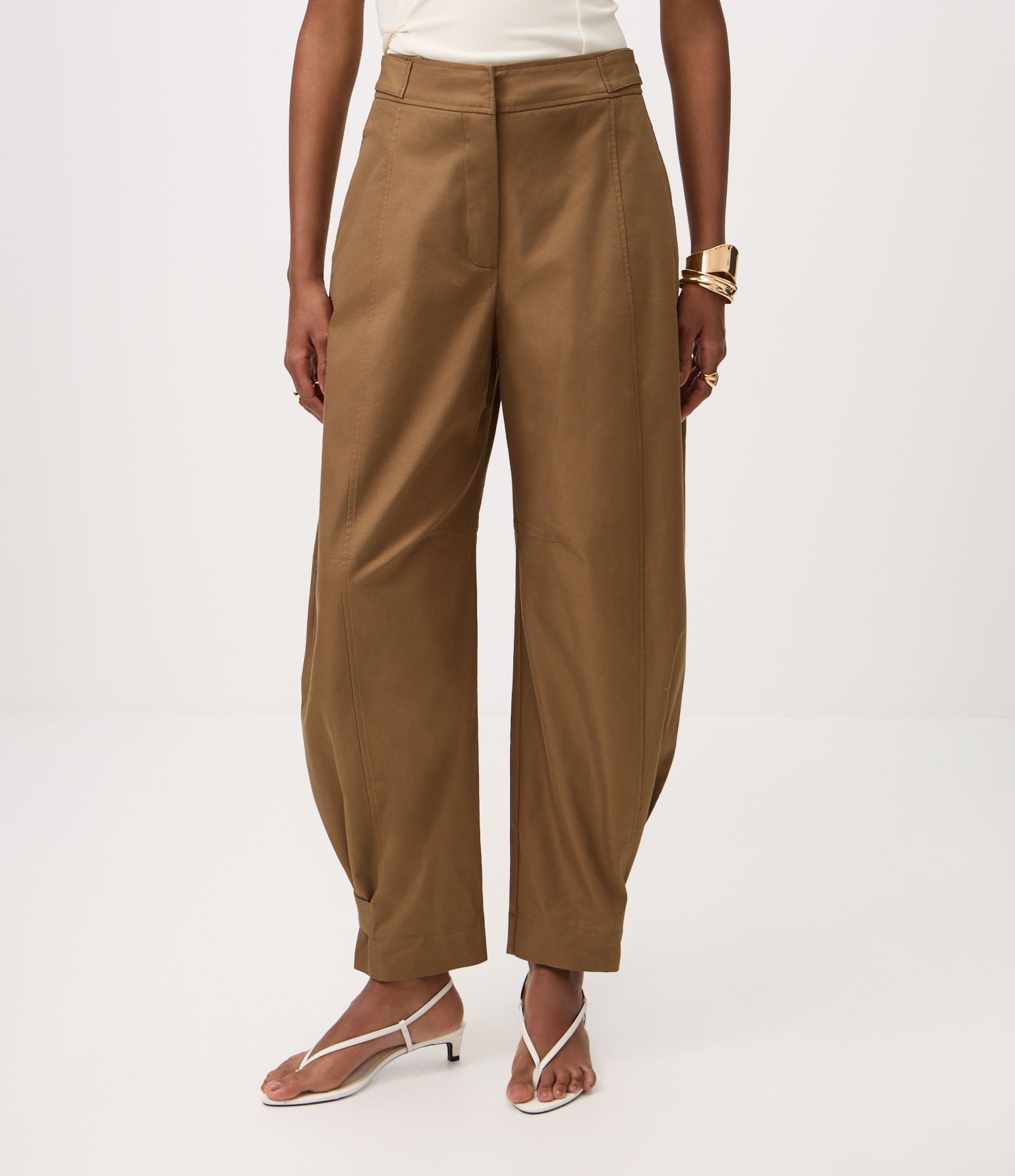 Calça Barrel Alfaiatada com Detalhe Ajustável na Barra Marrom 4