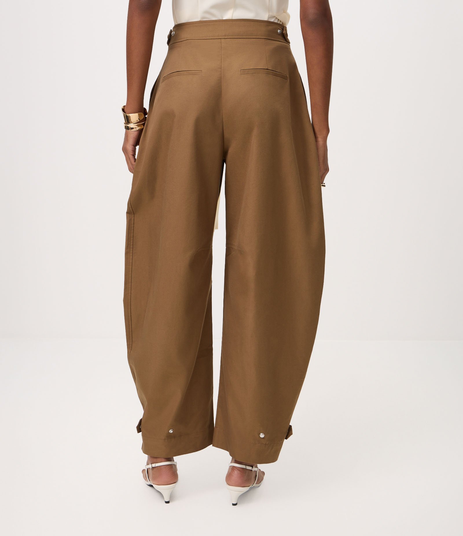 Calça Barrel Alfaiatada com Detalhe Ajustável na Barra Marrom 6