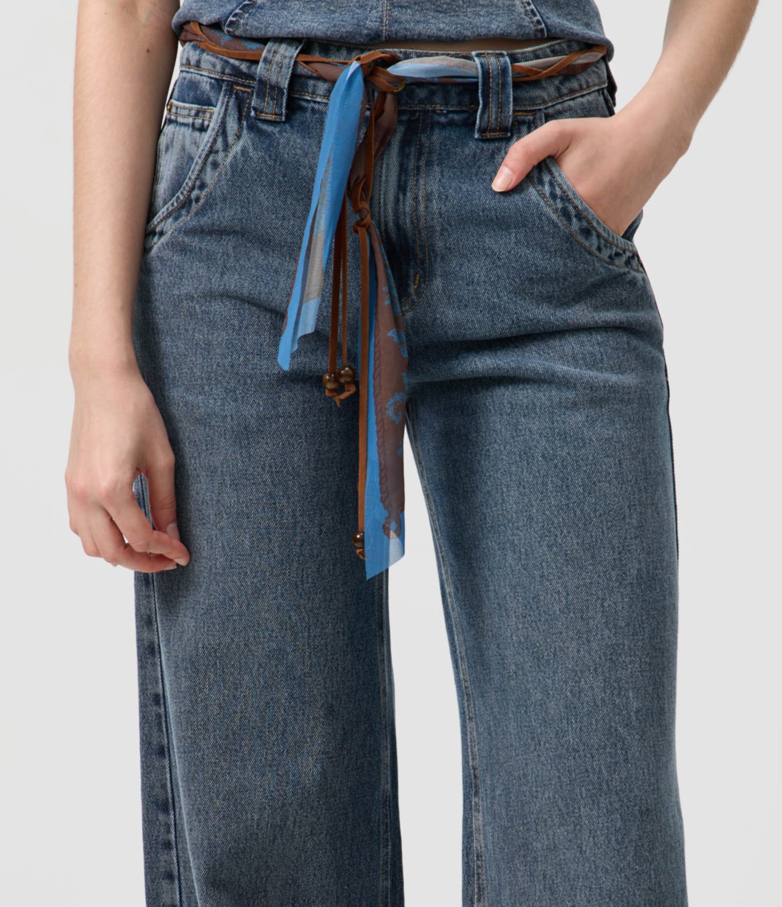 Calça Wide em Jeans com Cinto de Lenço e Miçangas Azul Escuro 4