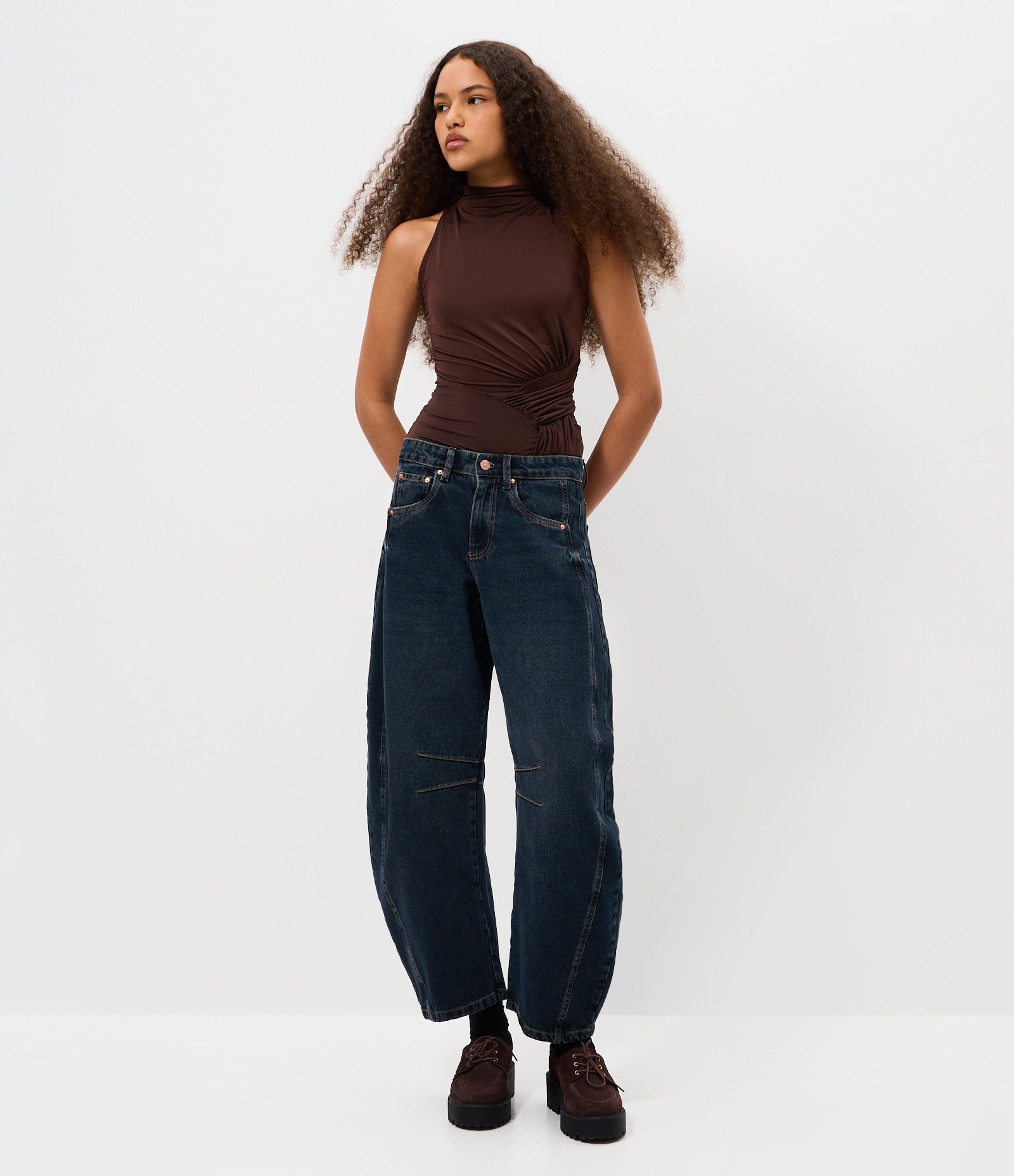 Calça Balloon em Jeans com Cintura Média e Recorte Lateral Azul Escuro 1