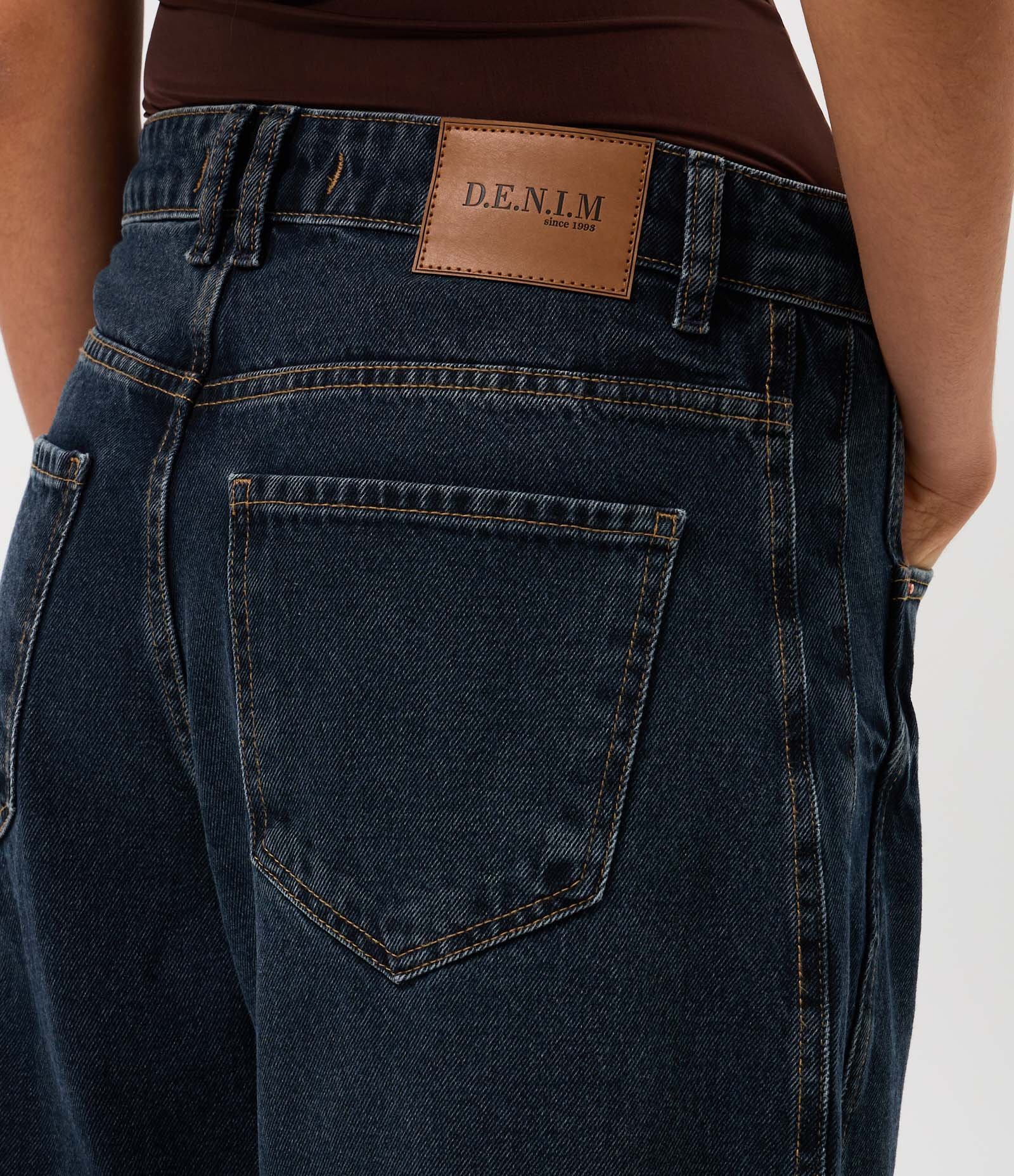Calça Balloon em Jeans com Cintura Média e Recorte Lateral Azul Escuro 4