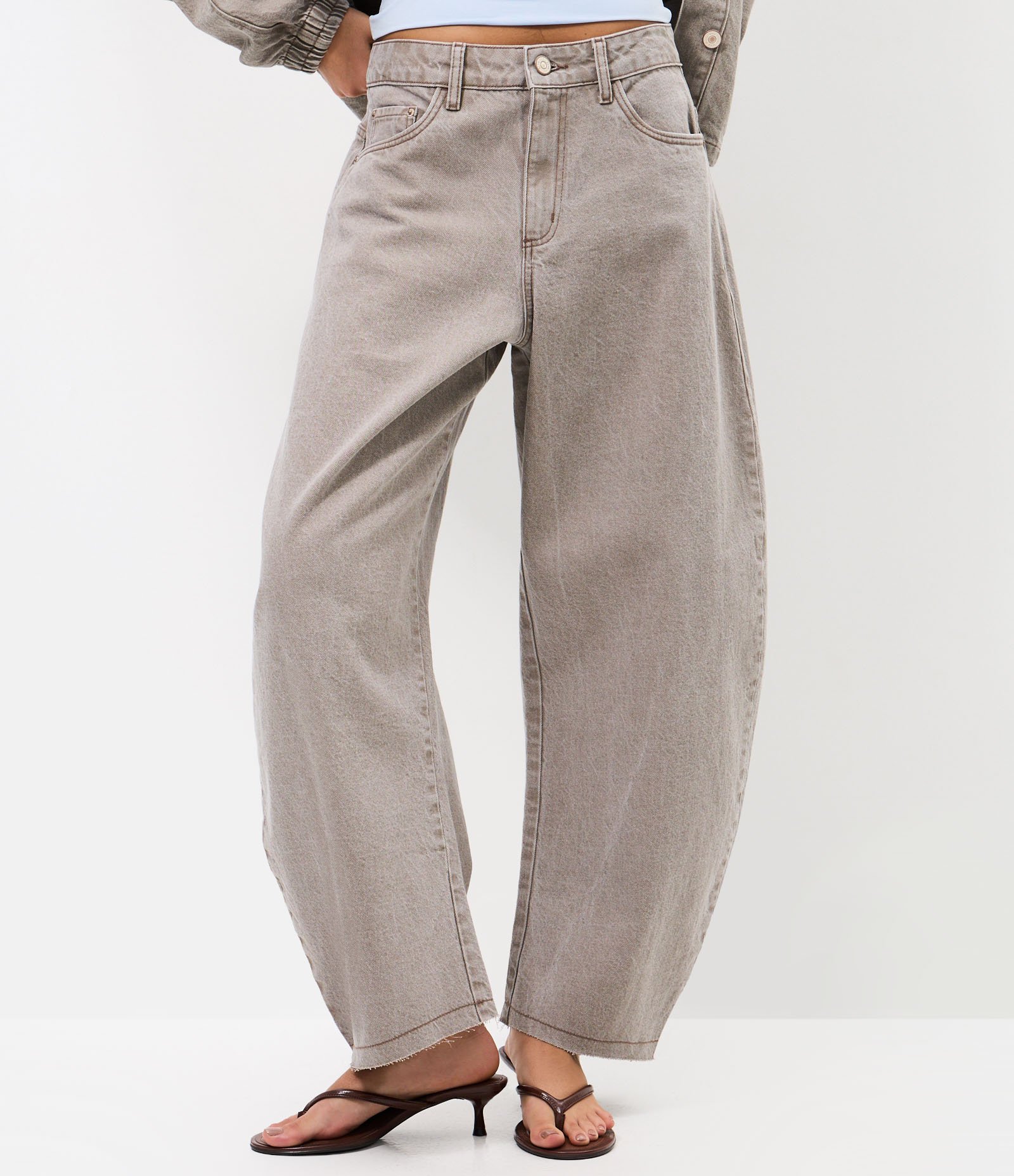 Calça Balloon em Sarja com Cintura Média e Lenço Paisley Verde Acinzentado 2