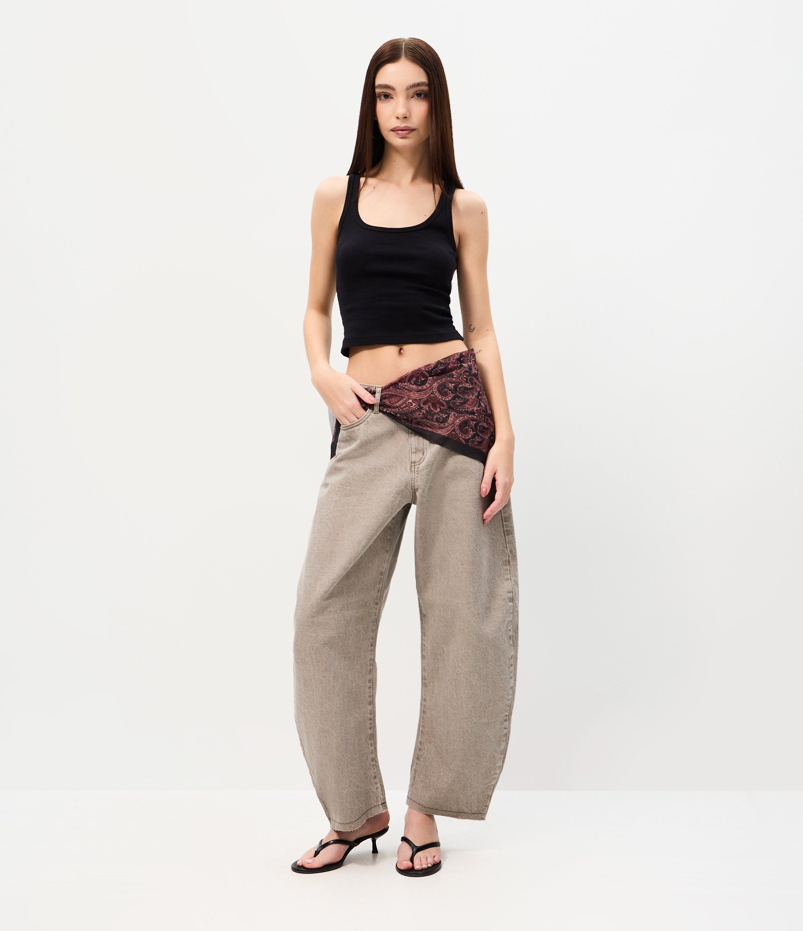 Calça Balloon em Sarja com Cintura Média e Lenço Paisley Verde Acinzentado 1