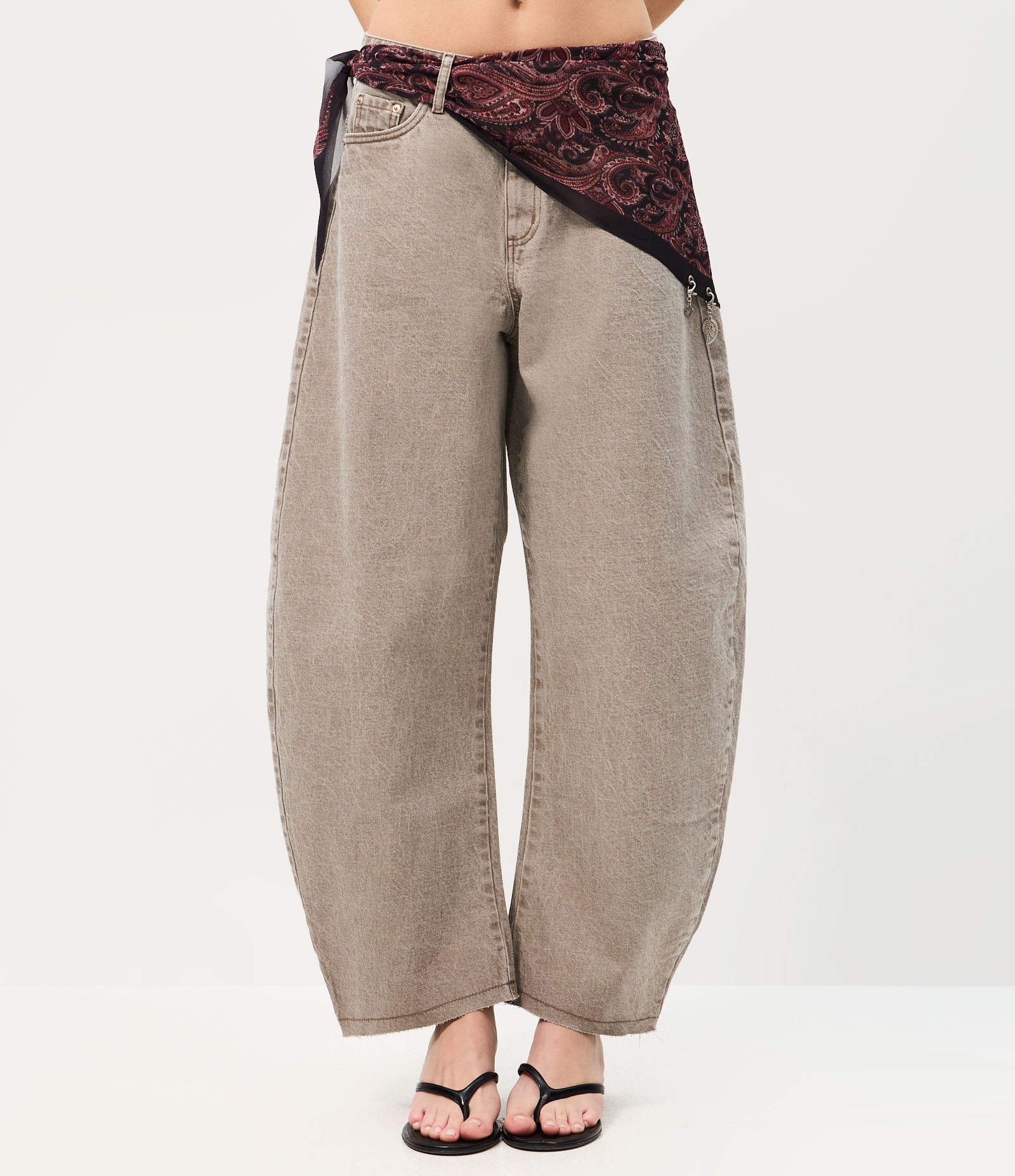 Calça Balloon em Sarja com Cintura Média e Lenço Paisley Verde Acinzentado 2