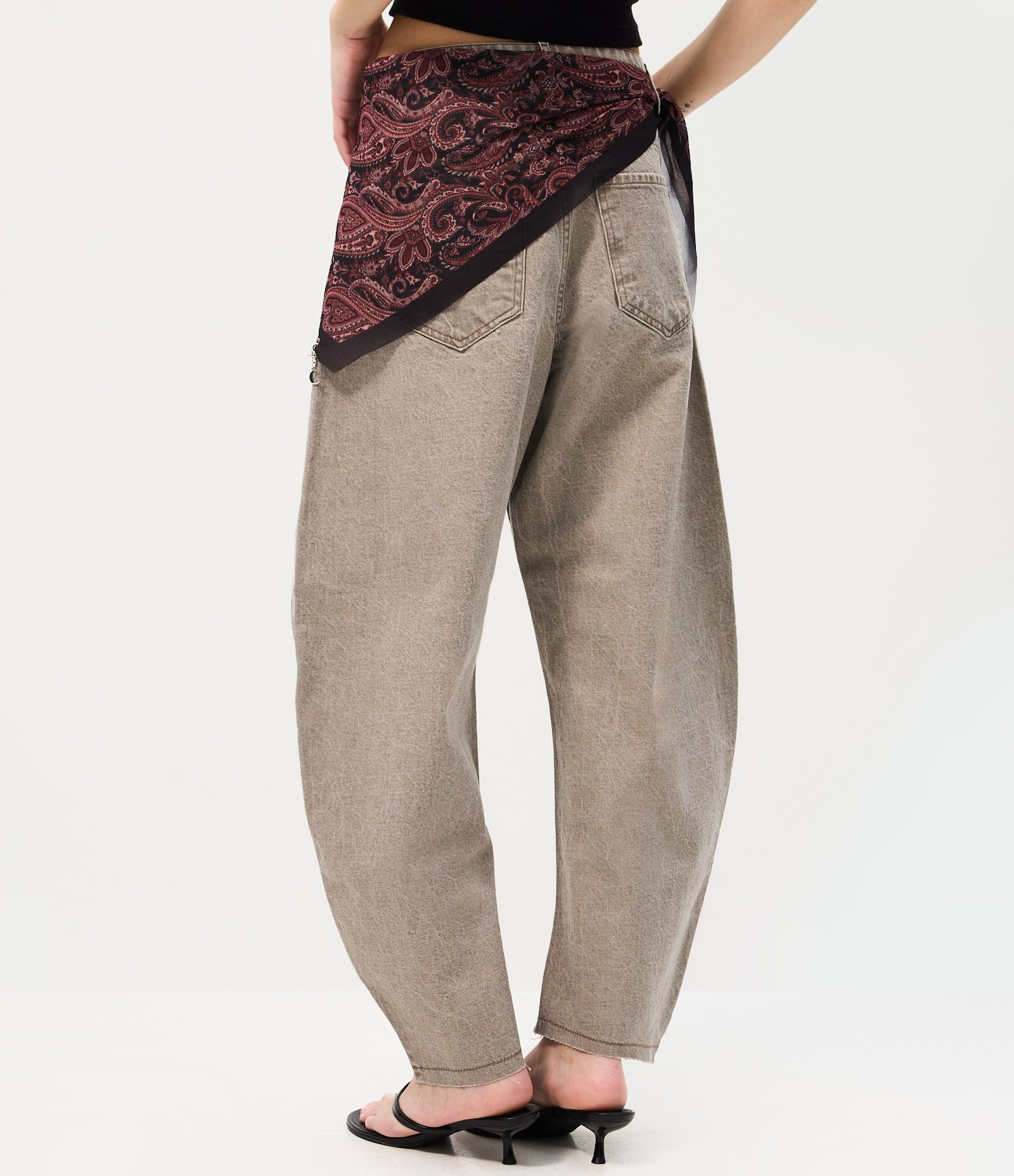 Calça Balloon em Sarja com Cintura Média e Lenço Paisley Verde Acinzentado 4