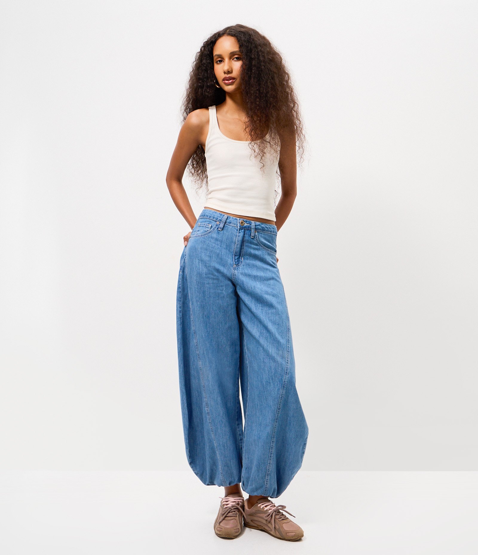 Calça Aladim em Jeans com Cintura Média Azul 1