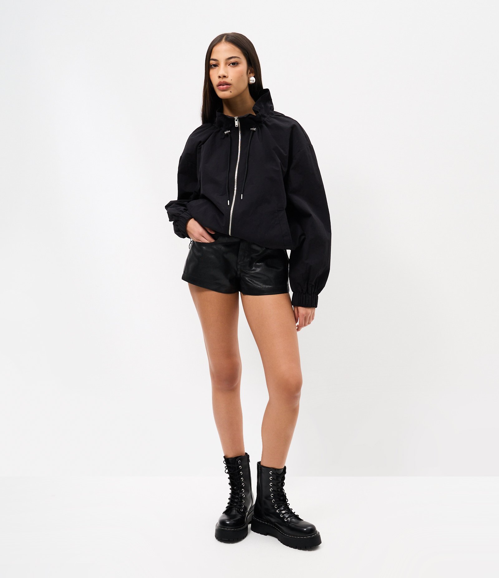 Mini Short em Jeans Resinado com Cintura Baixa Preto 1