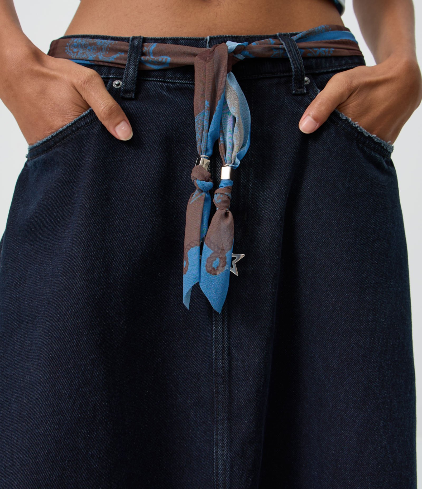 Saia Jeans Midi com Lenço Decorativo Azul Escuro 3