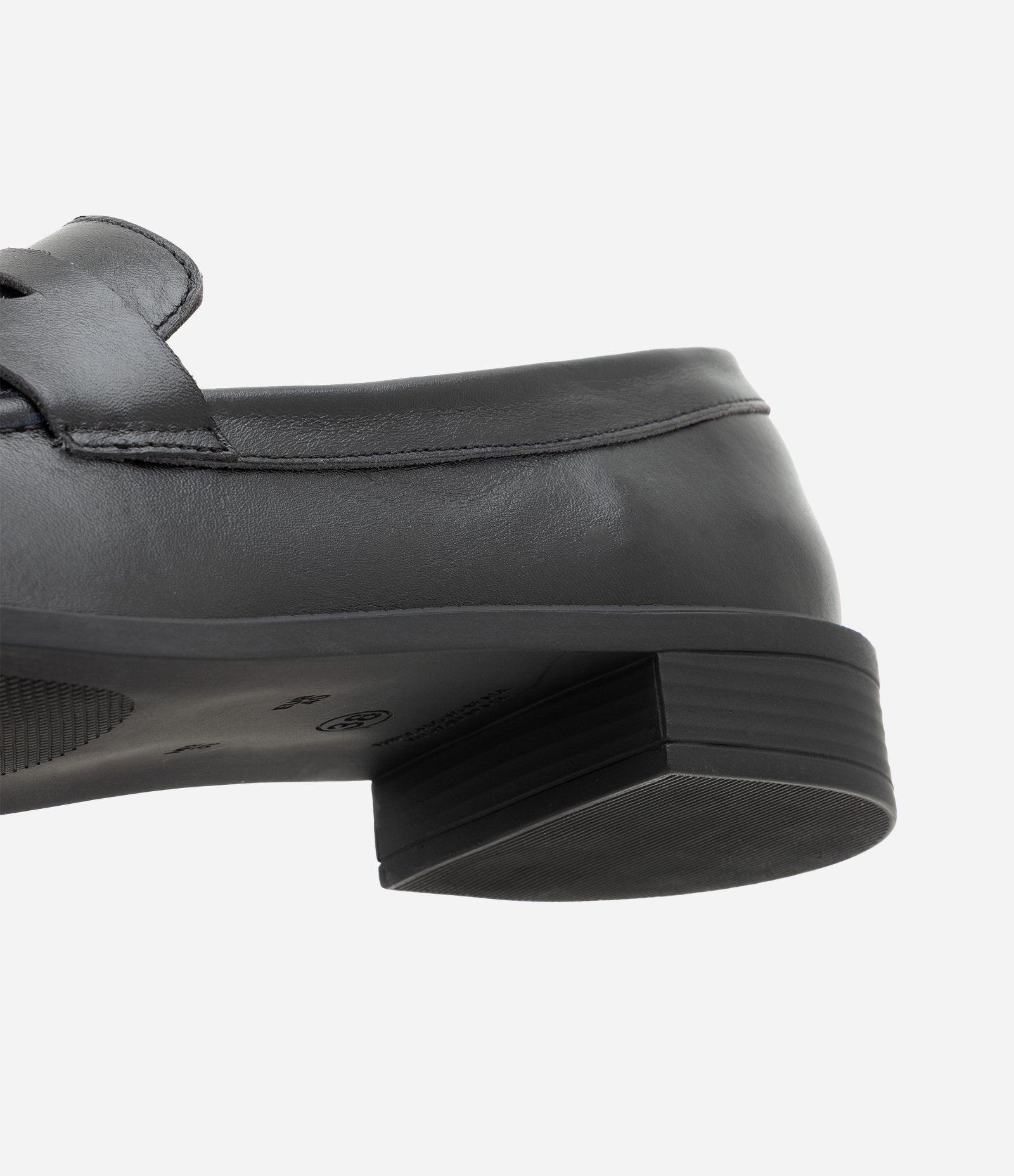 Mocassim em Couro com Bico Arredondado Preto 4