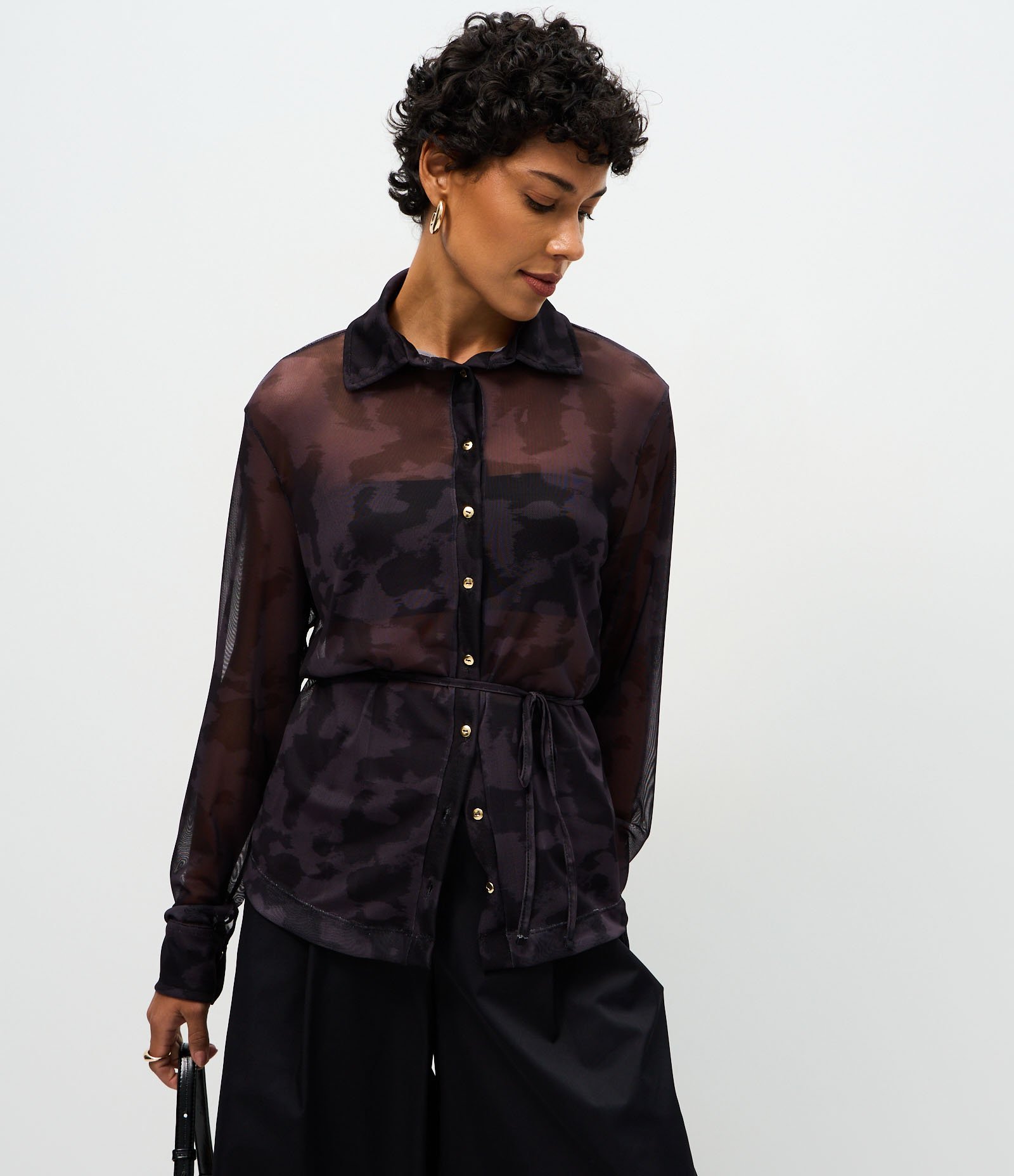 Blusa em Tule Estampado com Amarração na Cintura Preto 1