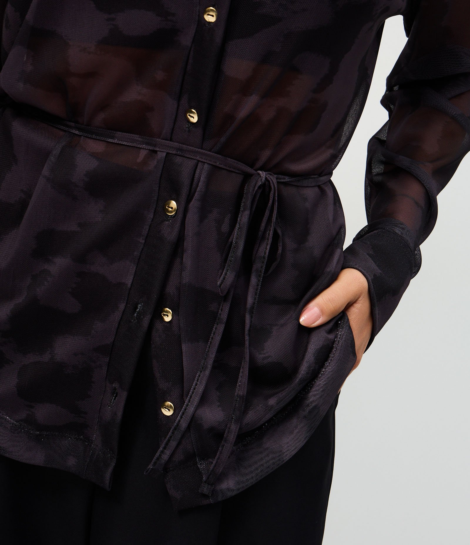 Blusa em Tule Estampado com Amarração na Cintura Preto 4