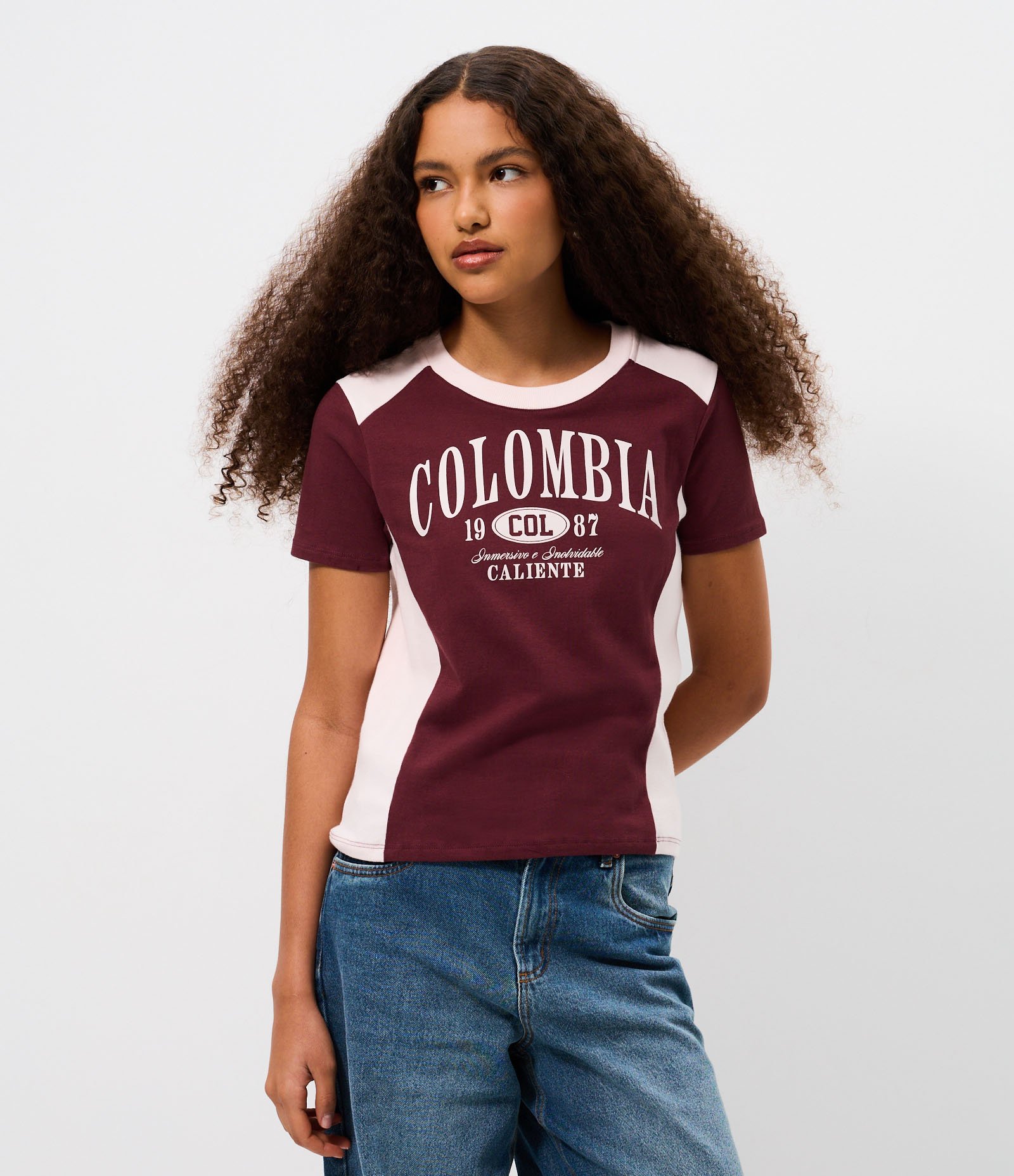Camiseta em Algodão com Lettering Colombia e Recortes Contrastantes Bordô 1