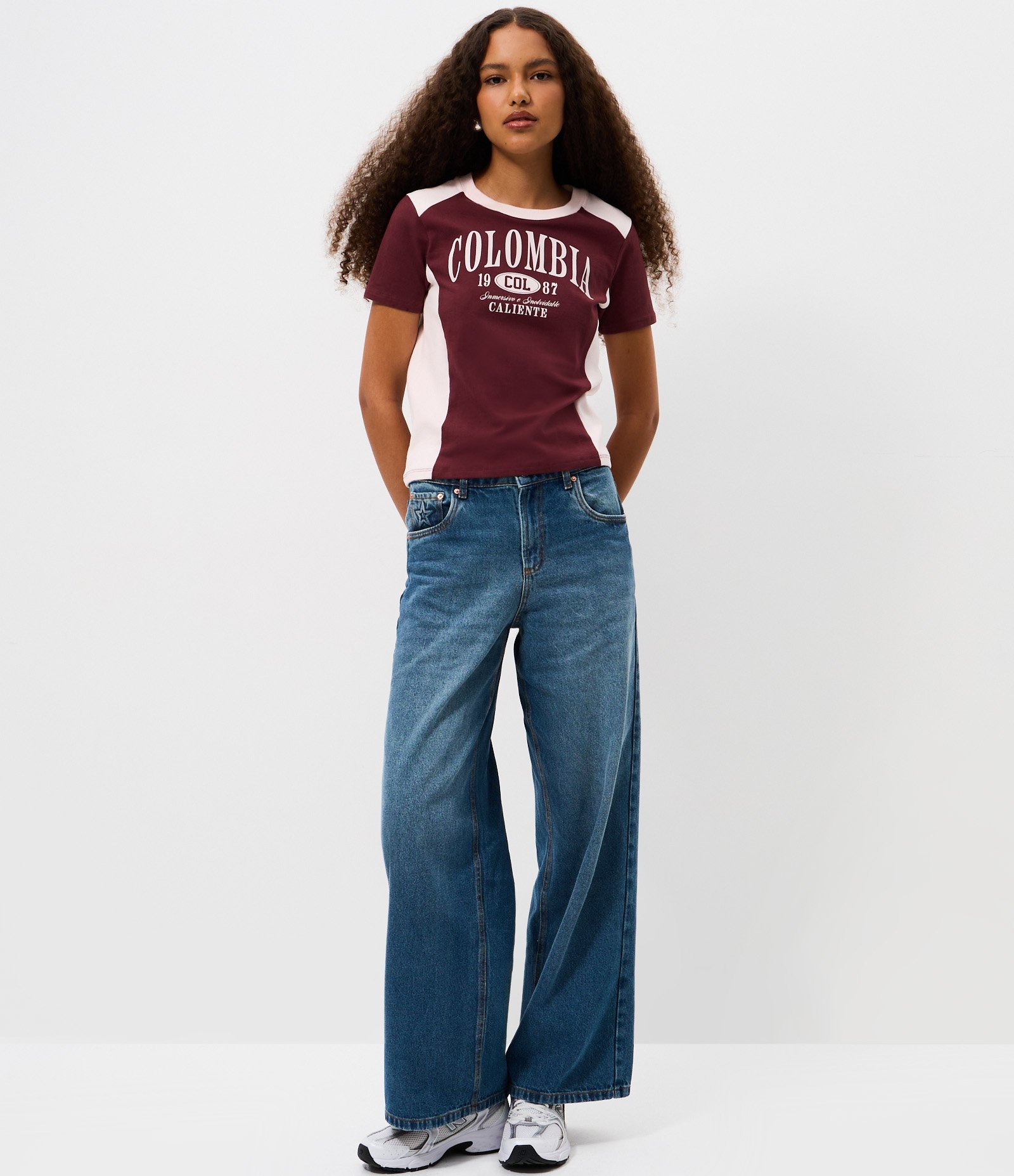 Camiseta em Algodão com Lettering Colombia e Recortes Contrastantes Bordô 2