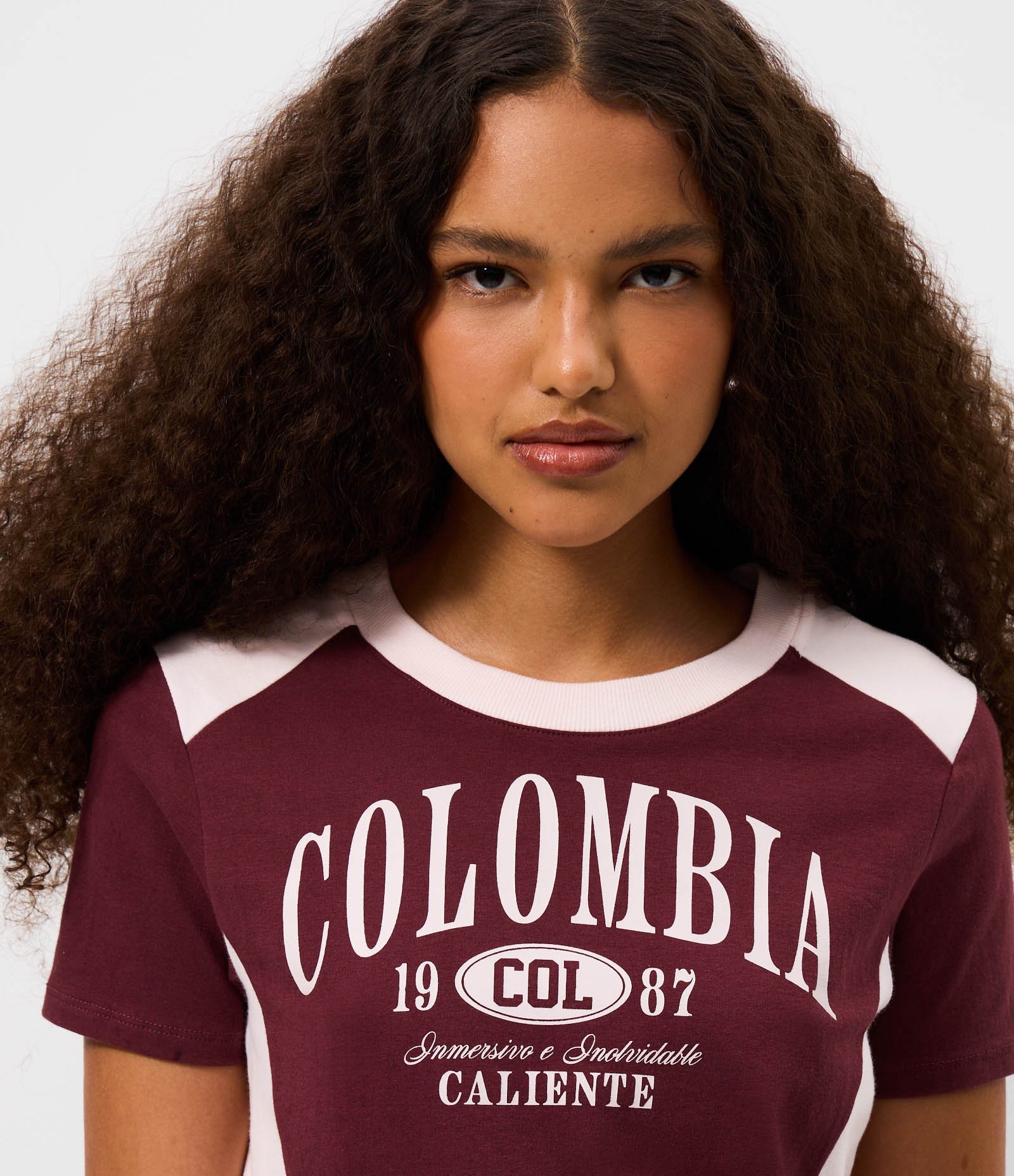 Camiseta em Algodão com Lettering Colombia e Recortes Contrastantes Bordô 3