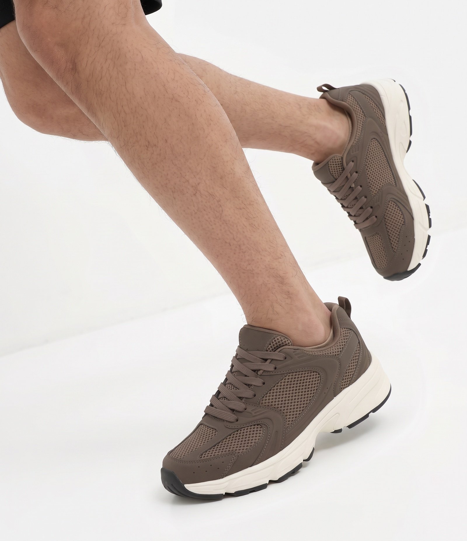 Tênis Esportivo Robusto com Cadarço Marrom 1