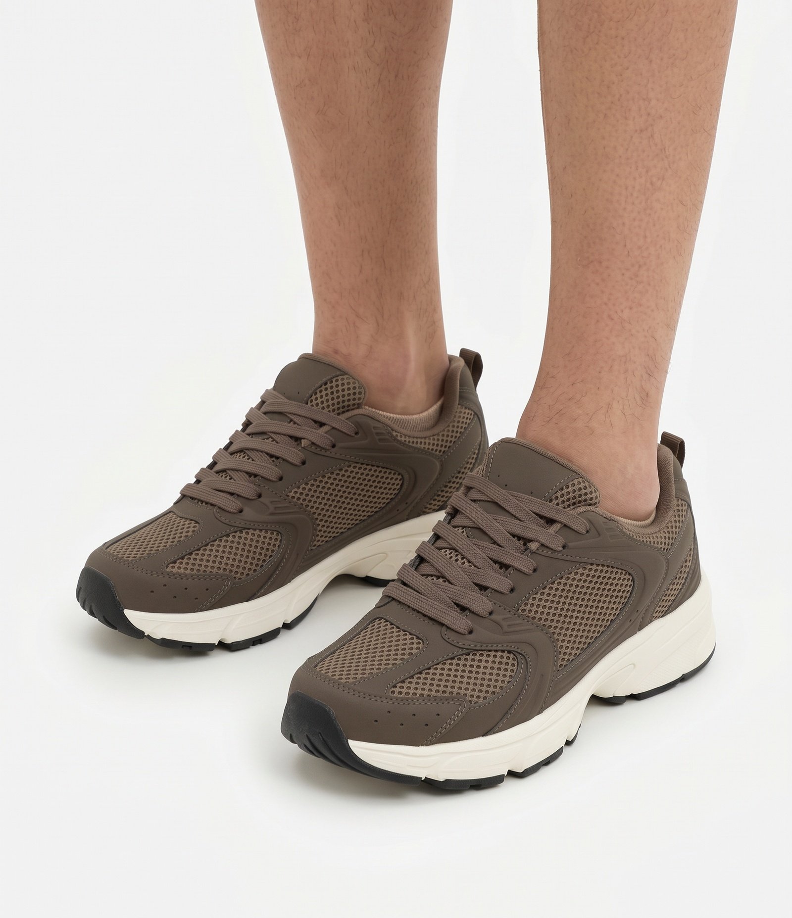 Tênis Esportivo Robusto com Cadarço Marrom 2