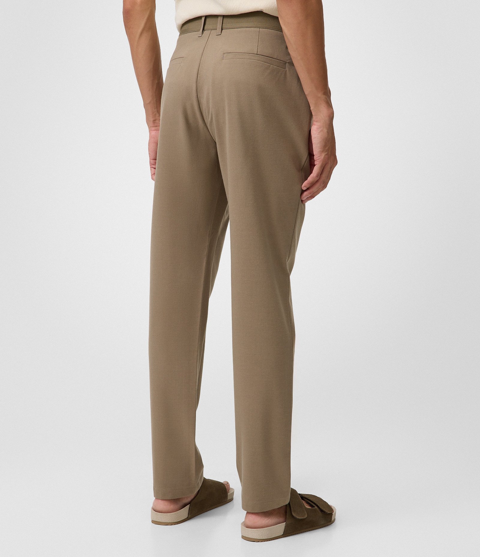 Calça Slim com Cós Elástico e Bolsos Marrom 3