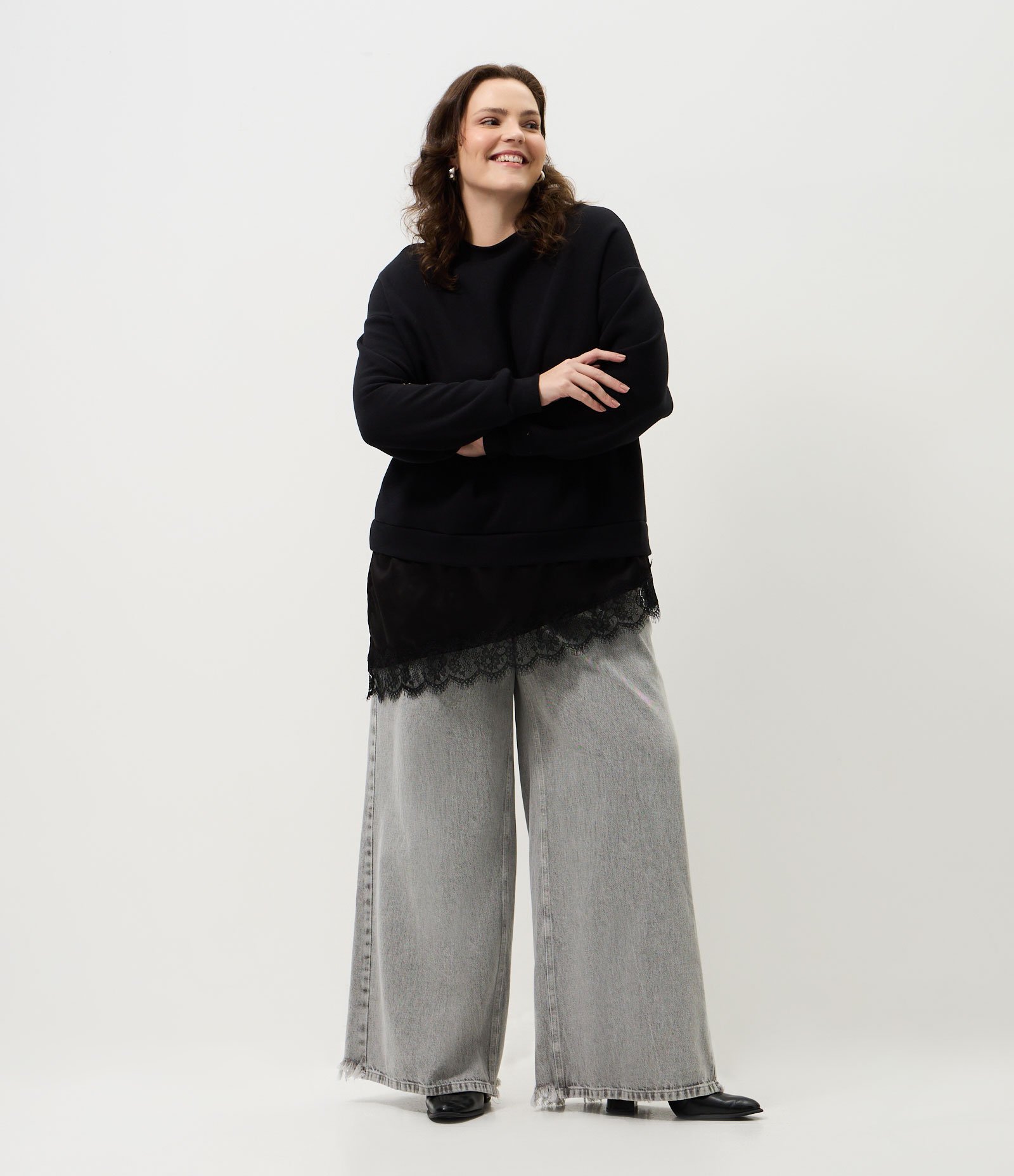 Moletom Oversized com Renda na Barra Curve & Plus Size Preto 2