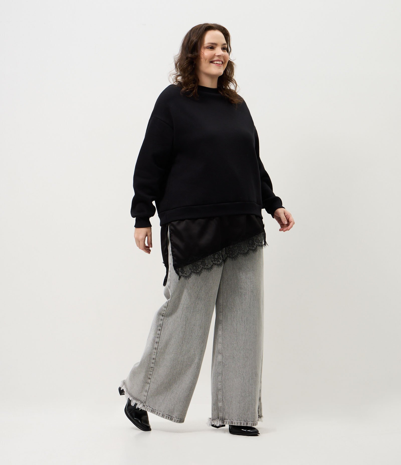Moletom Oversized com Renda na Barra Curve & Plus Size Preto 4