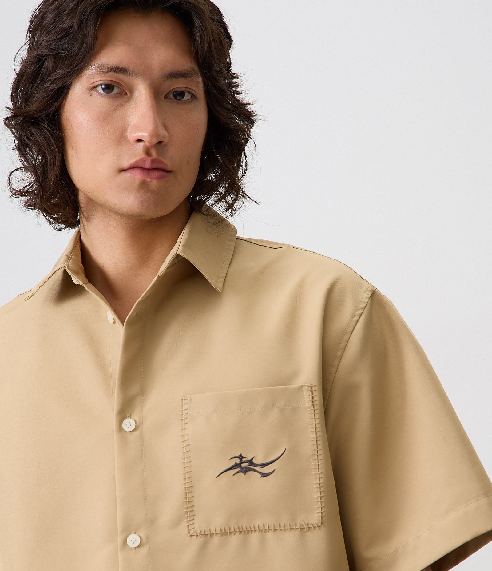 Camisa Boxy com Bordado no Bolso Bege 4