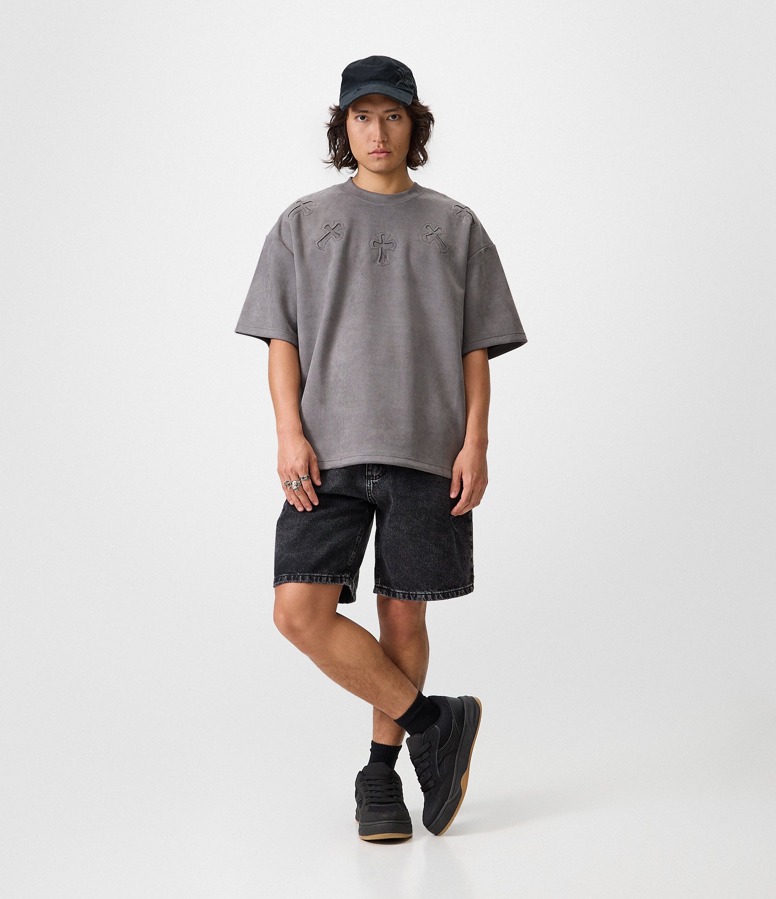 Camiseta Oversized em Suede com Aplicações em Relevo Cinza 2