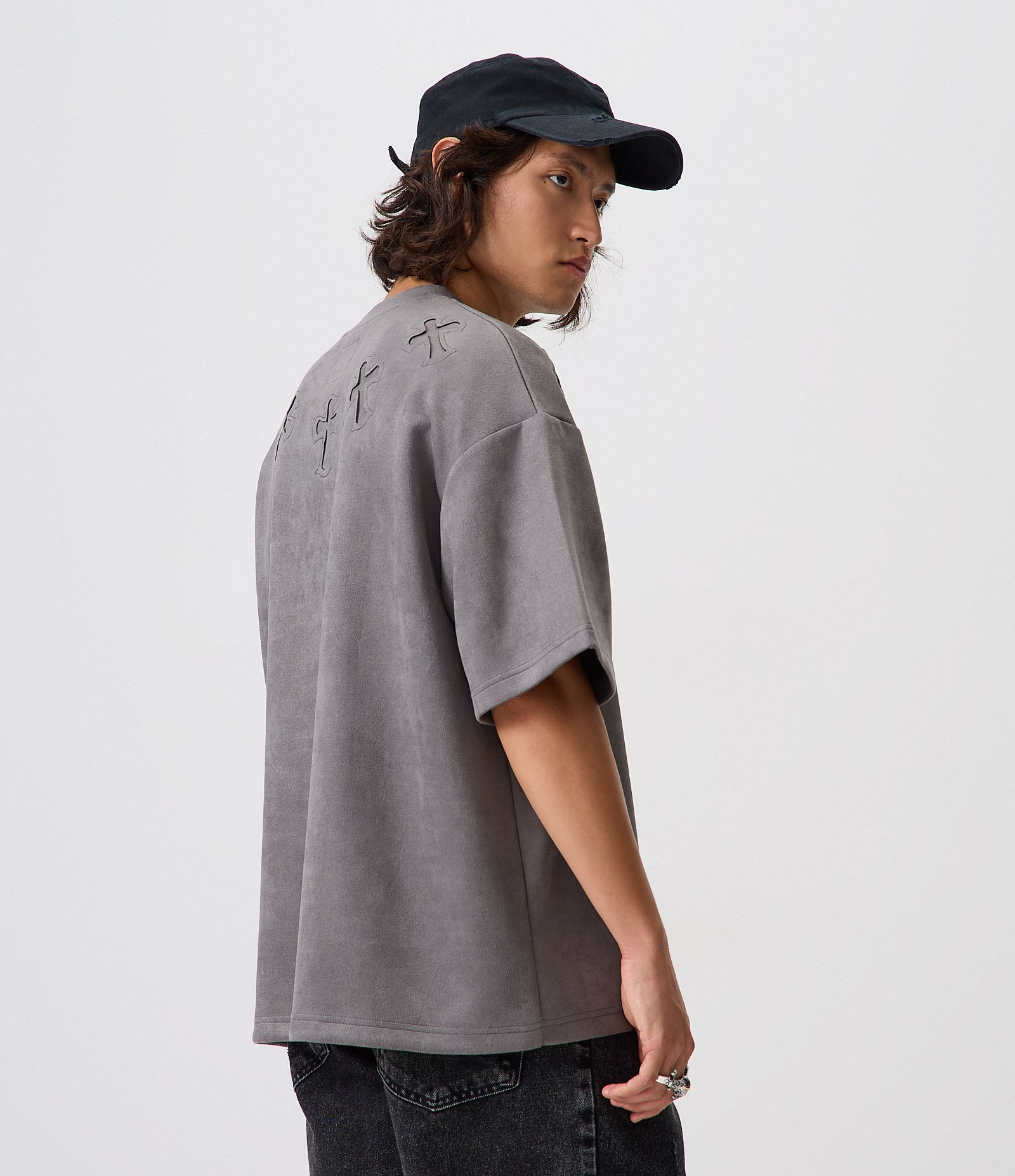 Camiseta Oversized em Suede com Aplicações em Relevo Cinza 4