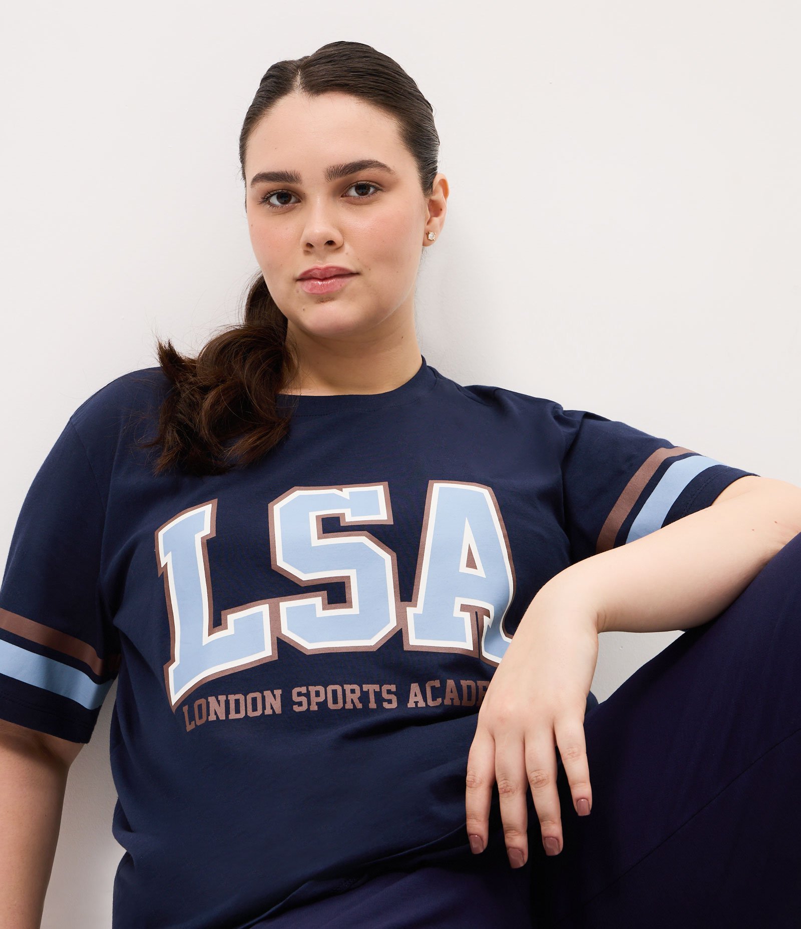 Camiseta Alongada com Silk Frontal e Listras nas Mangas Curve & Plus Size Azul 2