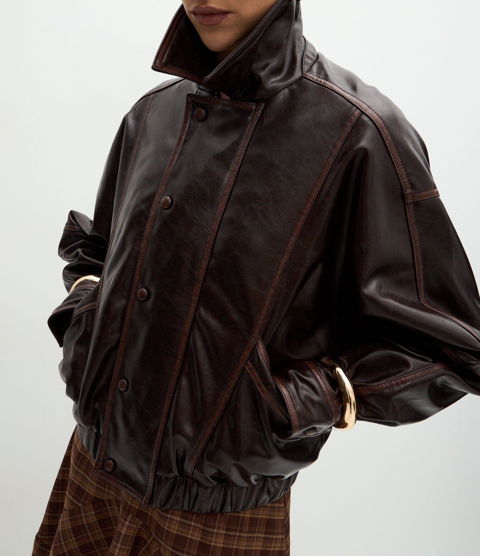 Jaqueta Bomber em PU com Elástico na Barra e Botões Forrados Deep Mahogany 4