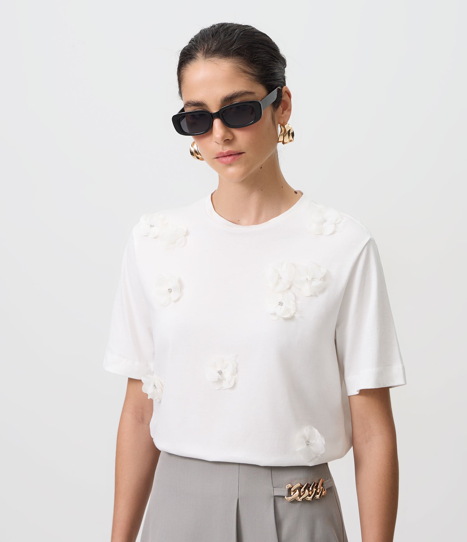 Camiseta em Algodão com Flores Aplicadas e Detalhes Brilhantes Branco 1