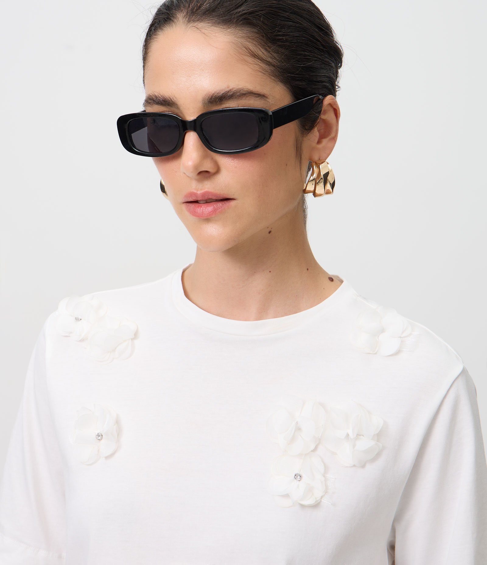 Camiseta em Algodão com Flores Aplicadas e Detalhes Brilhantes Branco 3