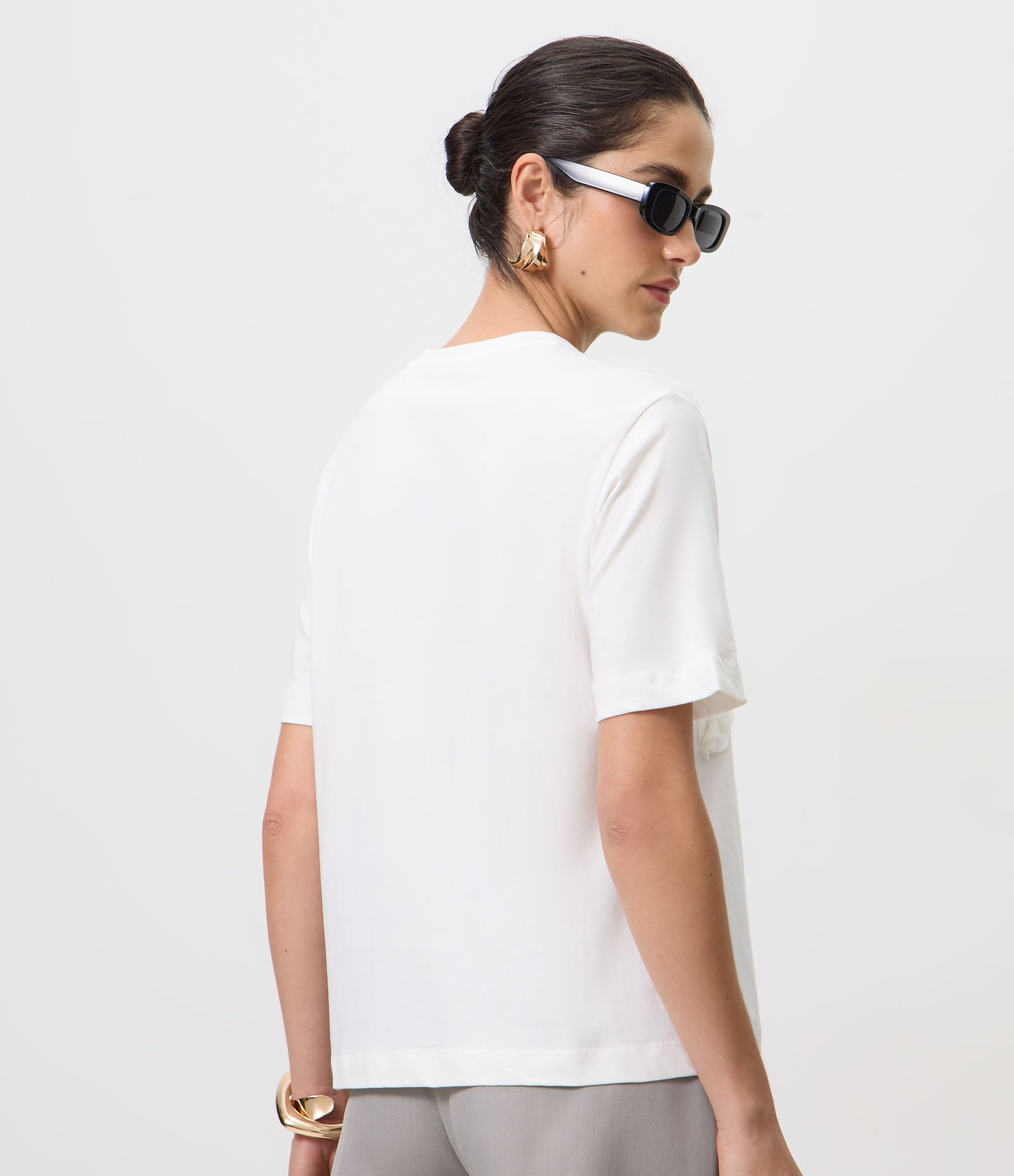 Camiseta em Algodão com Flores Aplicadas e Detalhes Brilhantes Branco 4