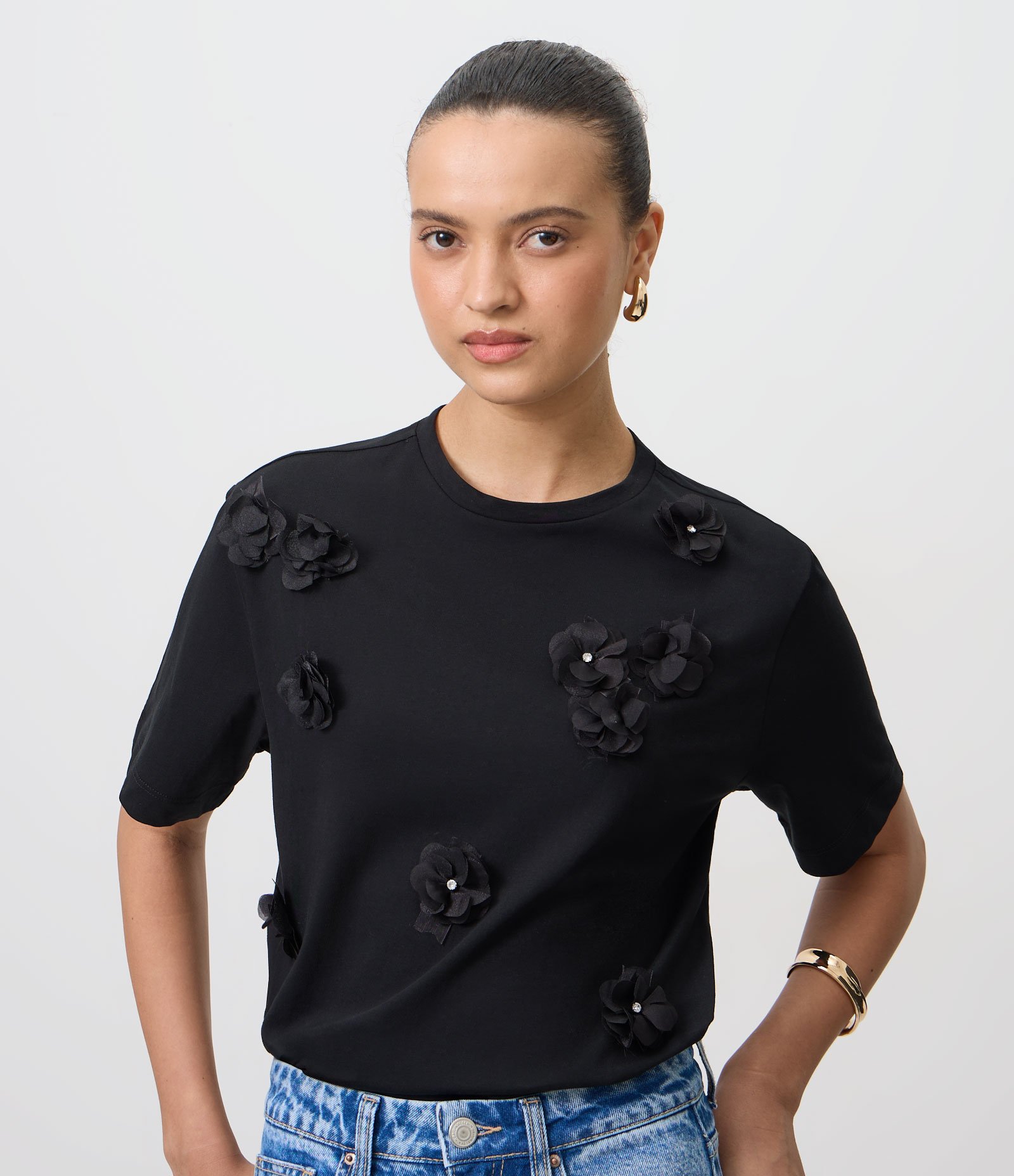 Camiseta em Algodão com Flores Aplicadas e Detalhes Brilhantes Preto 1