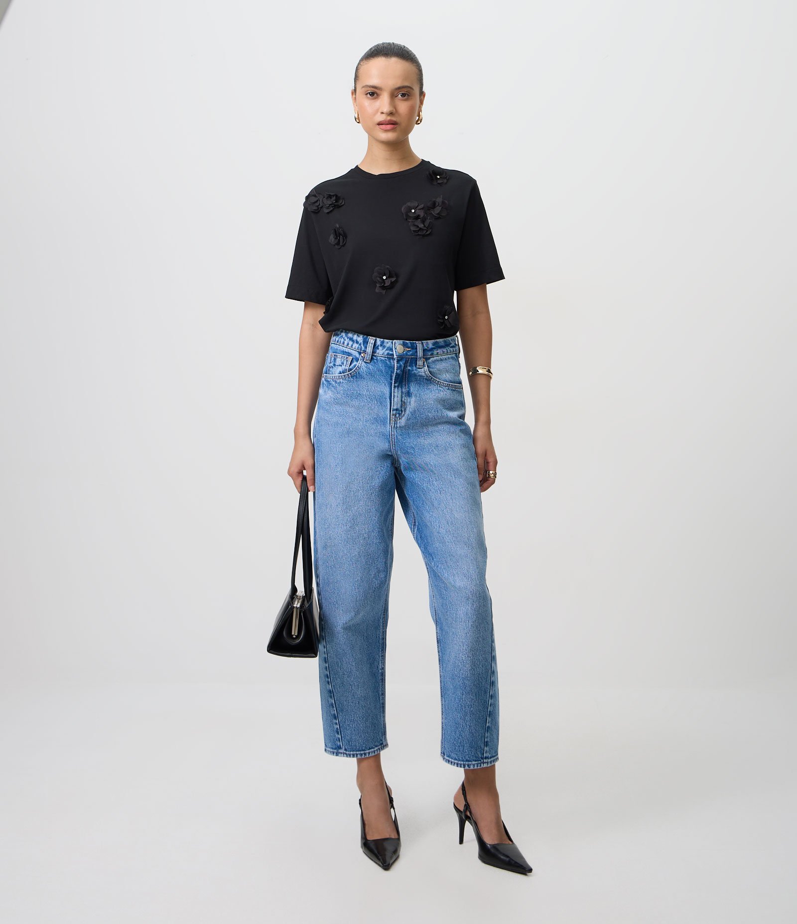 Camiseta em Algodão com Flores Aplicadas e Detalhes Brilhantes Preto 2