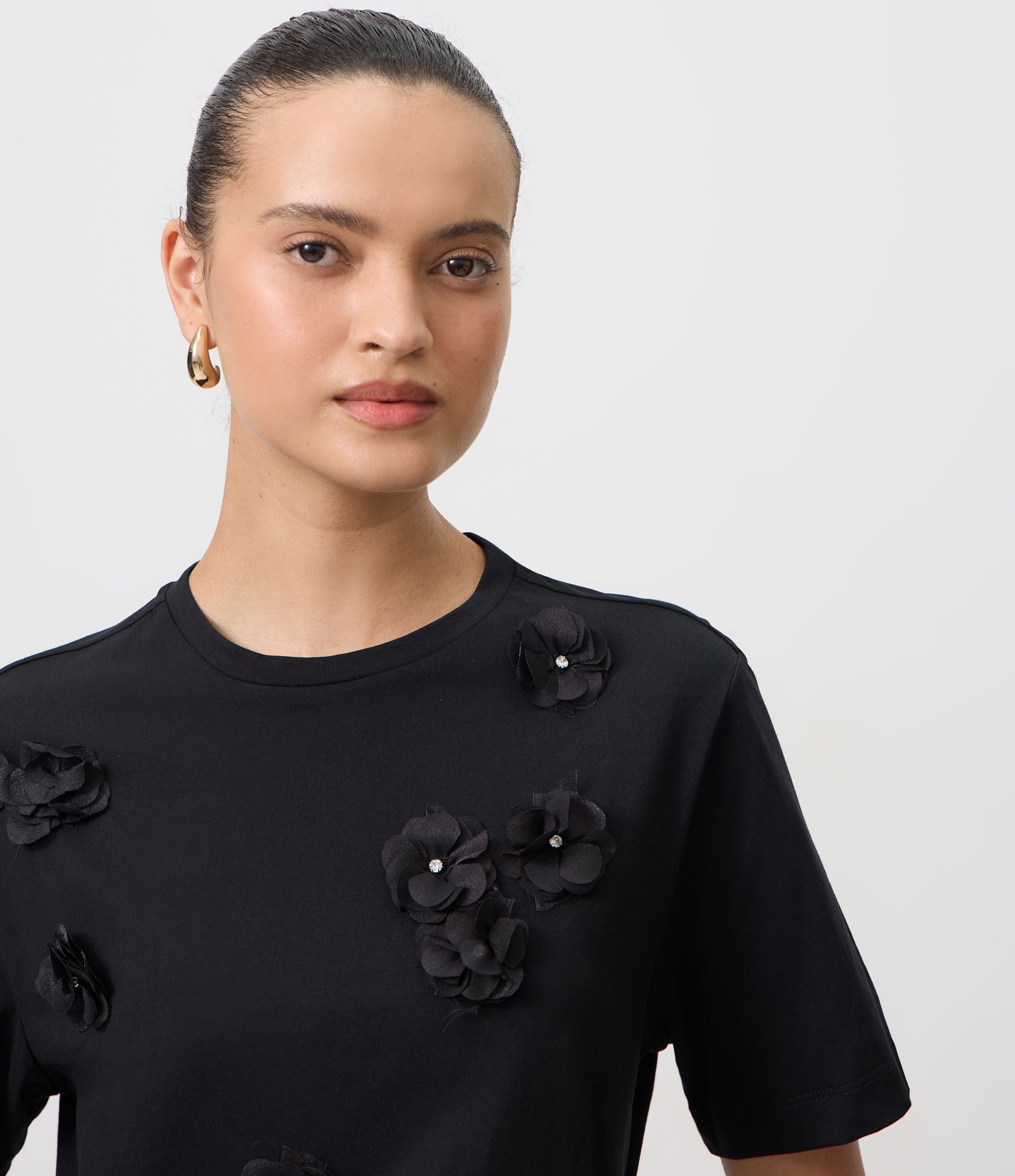 Camiseta em Algodão com Flores Aplicadas e Detalhes Brilhantes Preto 3