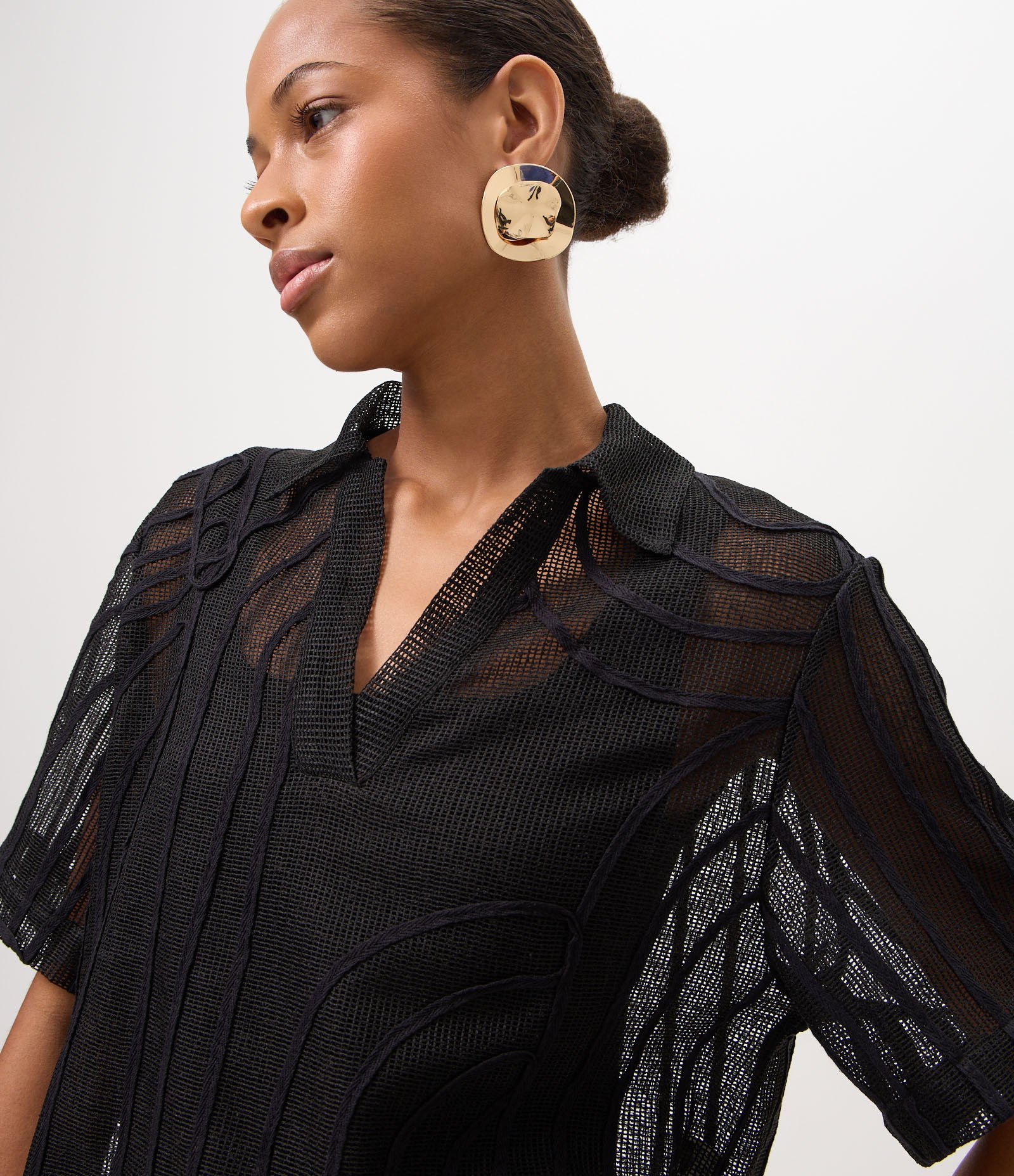 Blusa Polo com Transparência e Bordado Abstrato Preto 2
