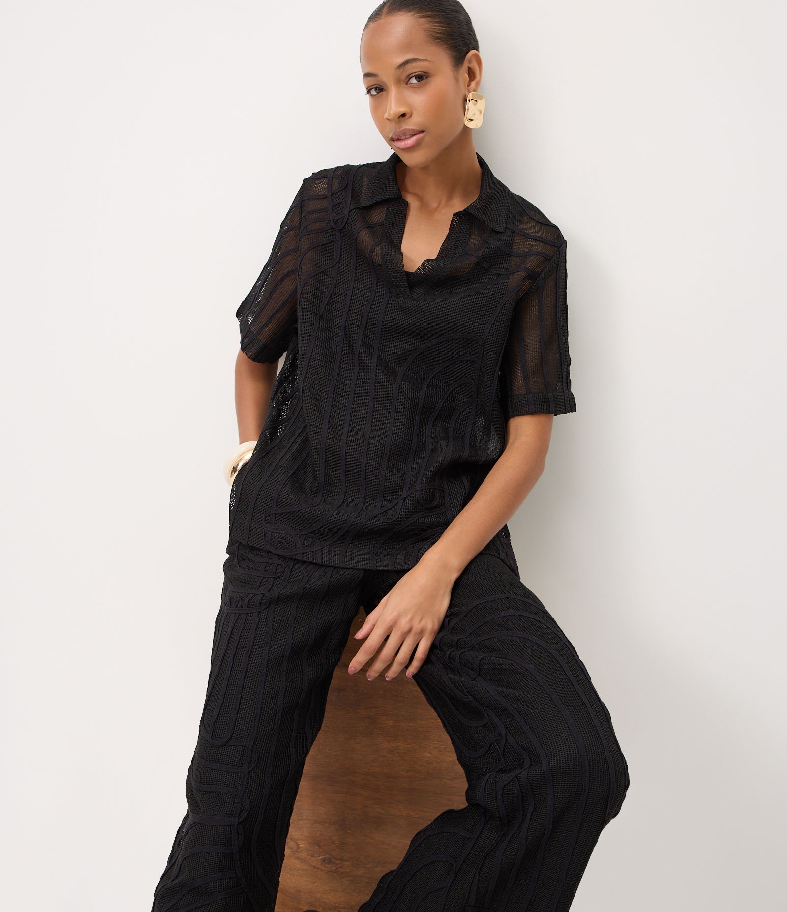 Blusa Polo com Transparência e Bordado Abstrato Preto 4