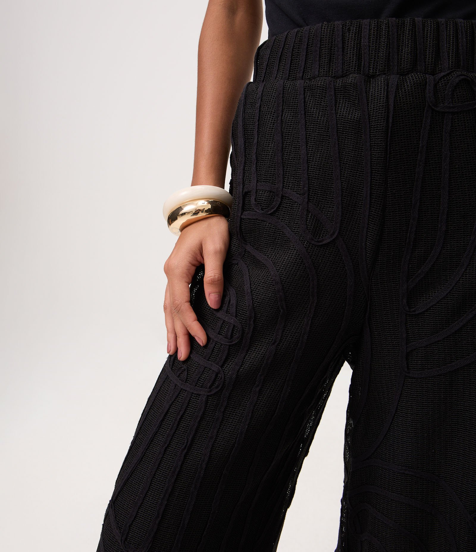 Calça Wide em Tricô com Transparência e Bordado Abstrato Preto 4