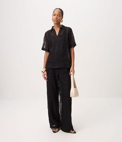 Calça Wide em Tricô com Transparência e Bordado Abstrato
