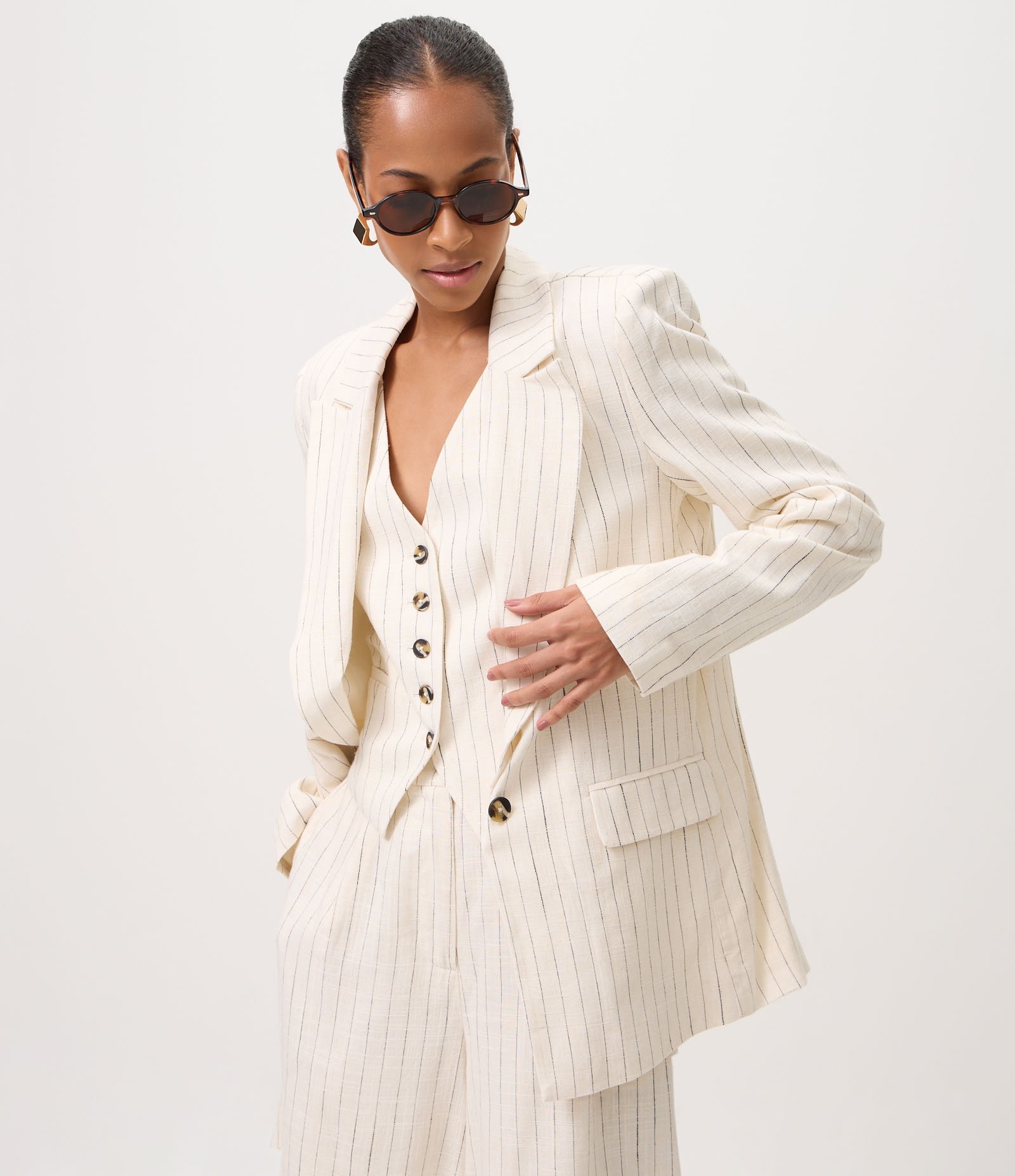 Blazer em Viscolinho Listrado com Fechamento de Botão Off White 1