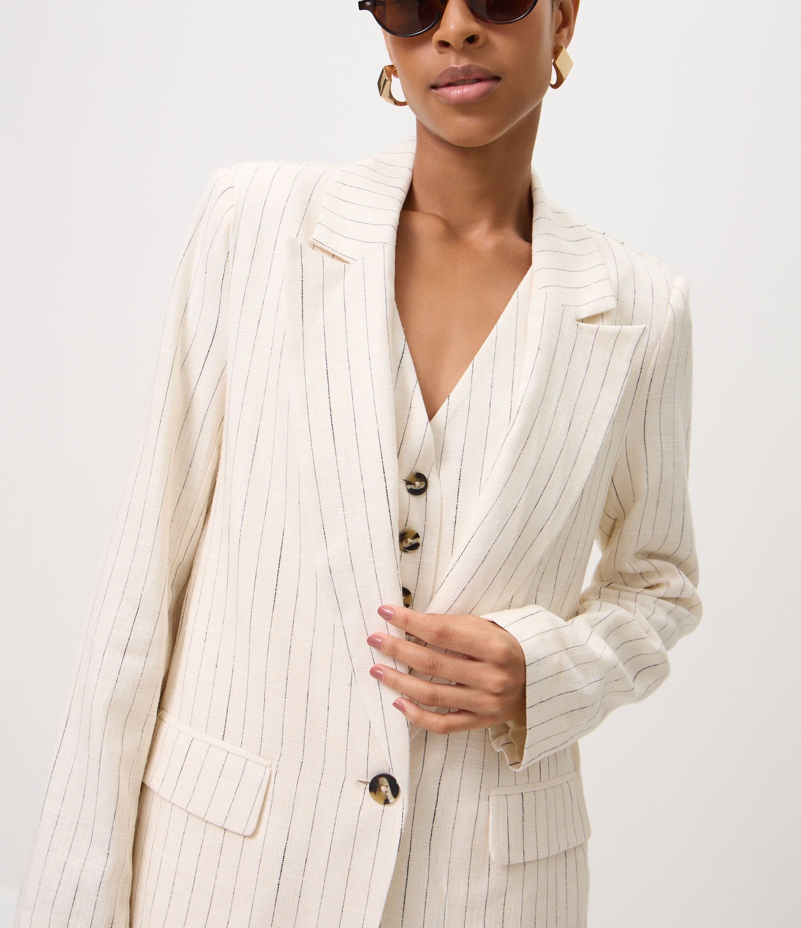 Blazer em Viscolinho Listrado com Fechamento de Botão Off White 3