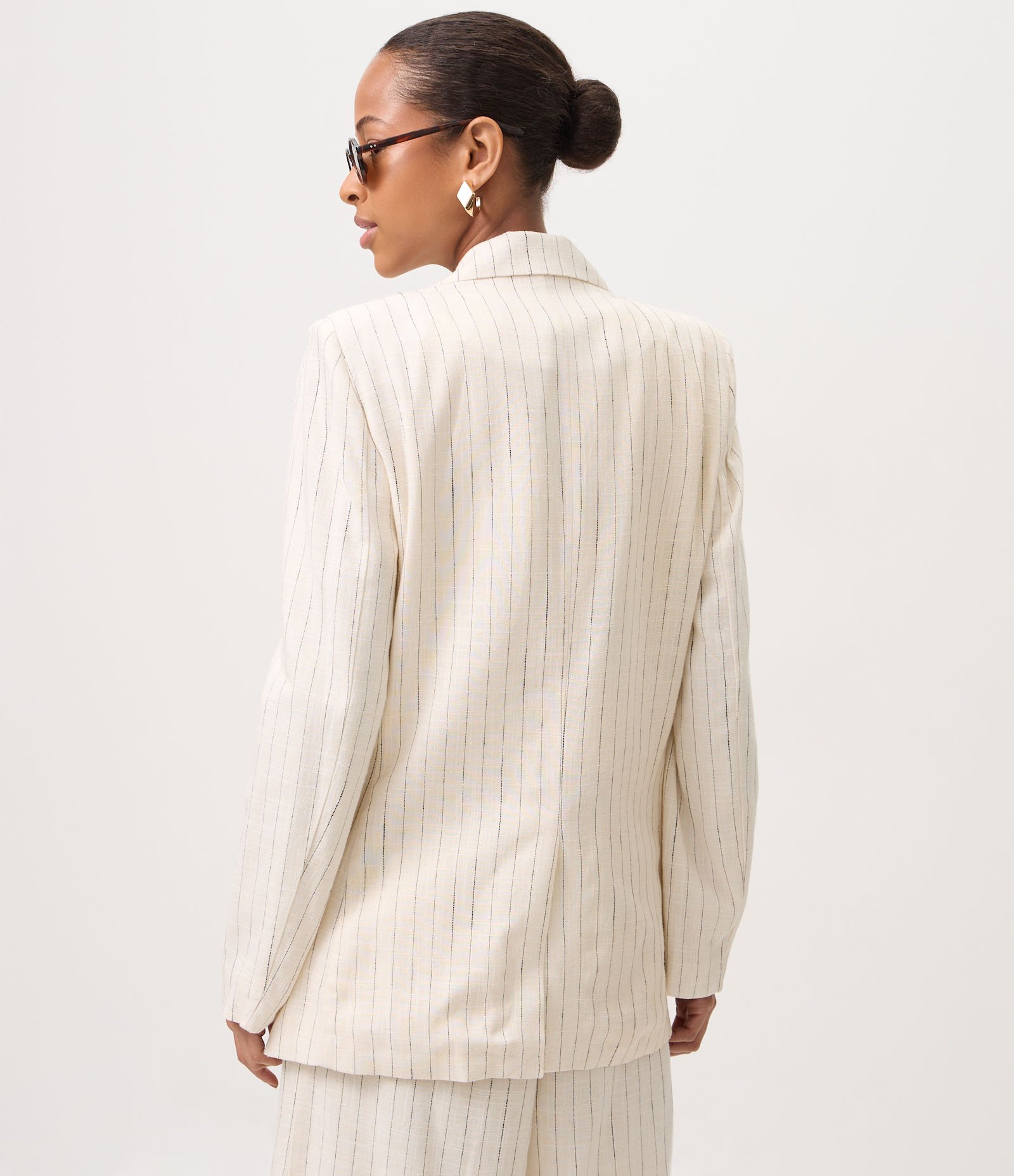Blazer em Viscolinho Listrado com Fechamento de Botão Off White 4