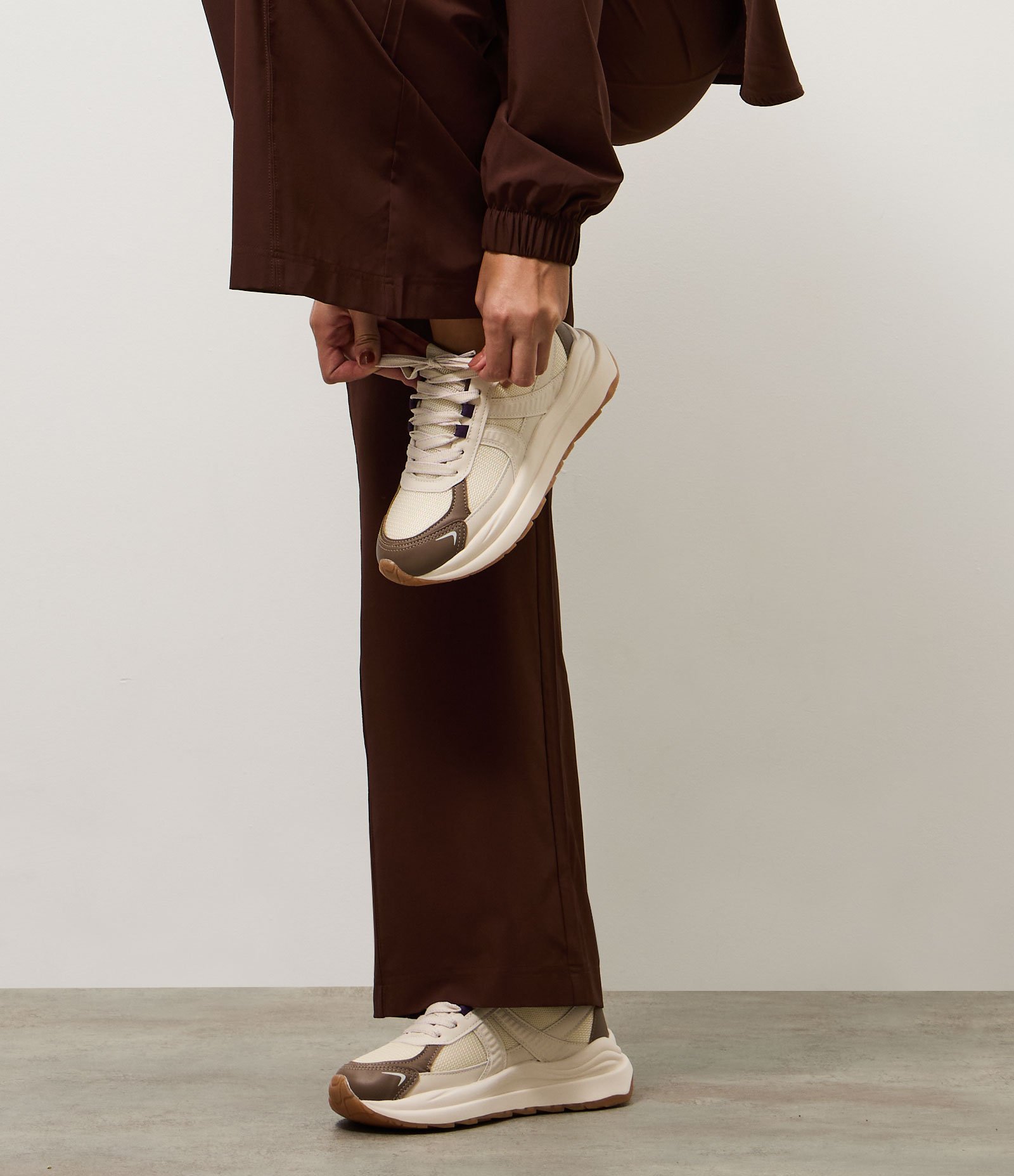 Tênis Jogging Casual com Recortes Estruturados Off White 2