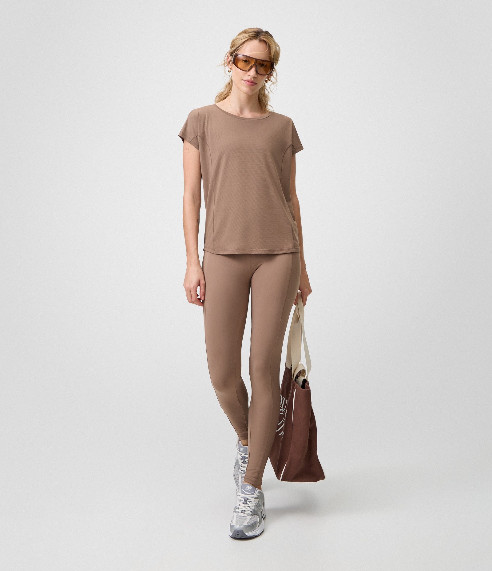 Calça Legging Esportiva com Bolsos Laterais Marrom 1